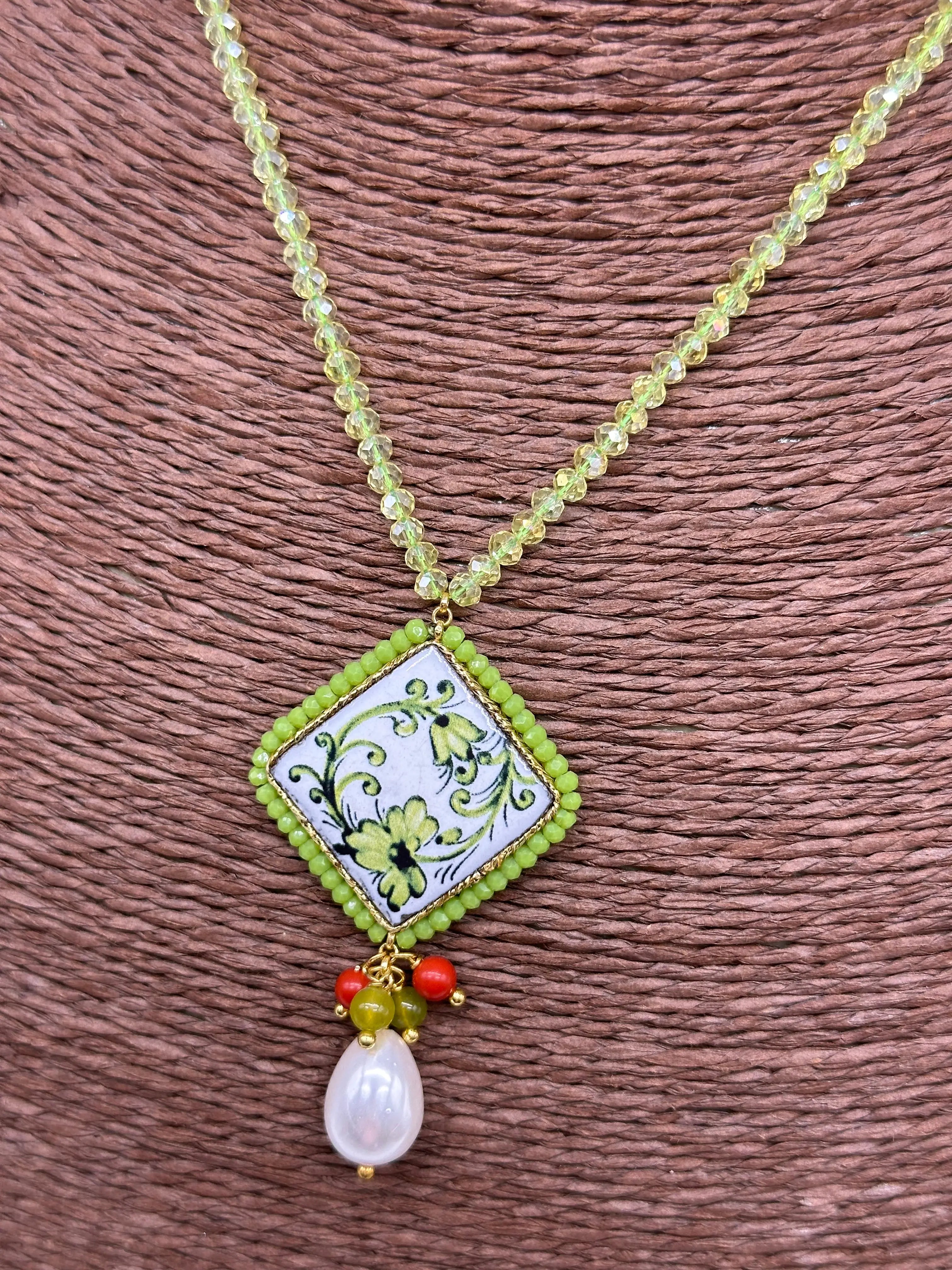 Collana Piastrella Ceramica Caltagirone Decoro Barocco, catena perline verde limone DD CERAMICHE SICILIANE