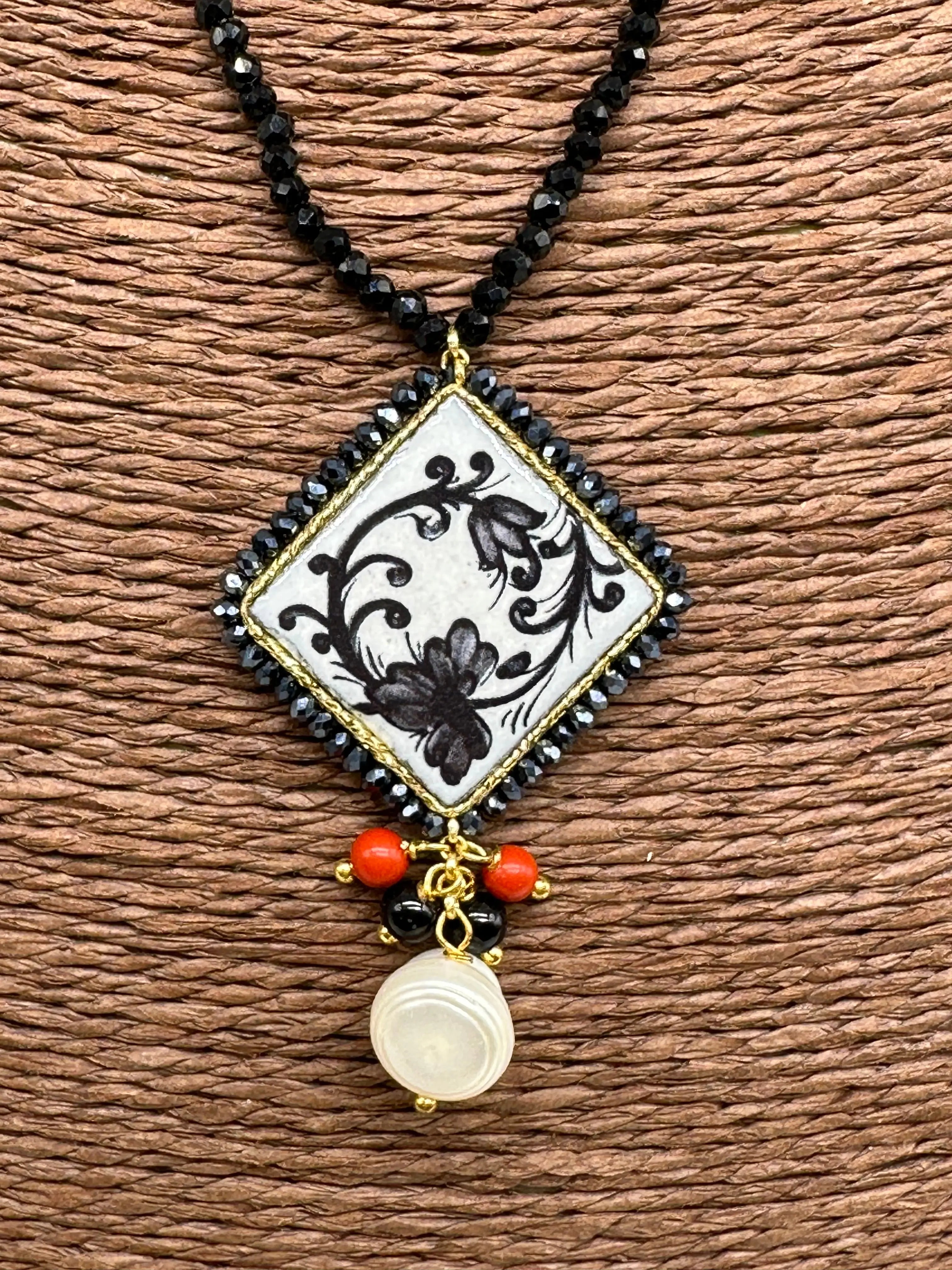 Collana Piastrella Ceramica Caltagirone Decoro Barocco, catena perline nere DD CERAMICHE SICILIANE