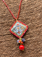 Collana Piastrella Ceramica Caltagirone Decoro Barocco, catena perline rosse V.2 DD CERAMICHE SICILIANE