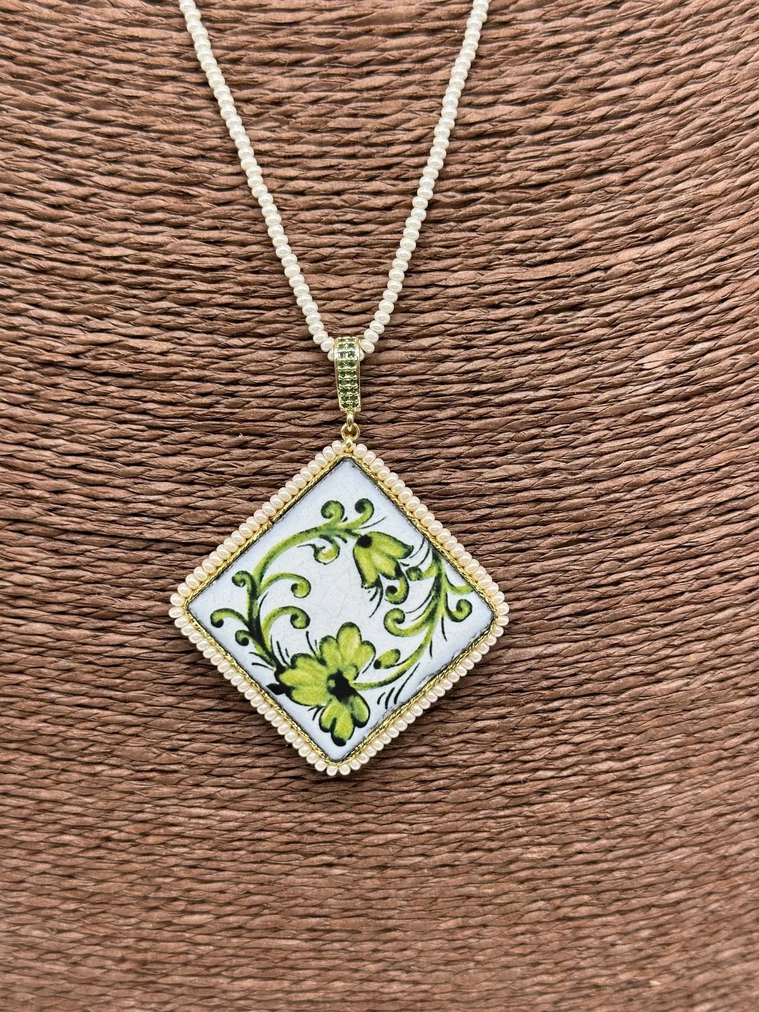 Collana Piastrella Ceramica Caltagirone Decoro Barocco Verde catena perline bianche - COLLANA