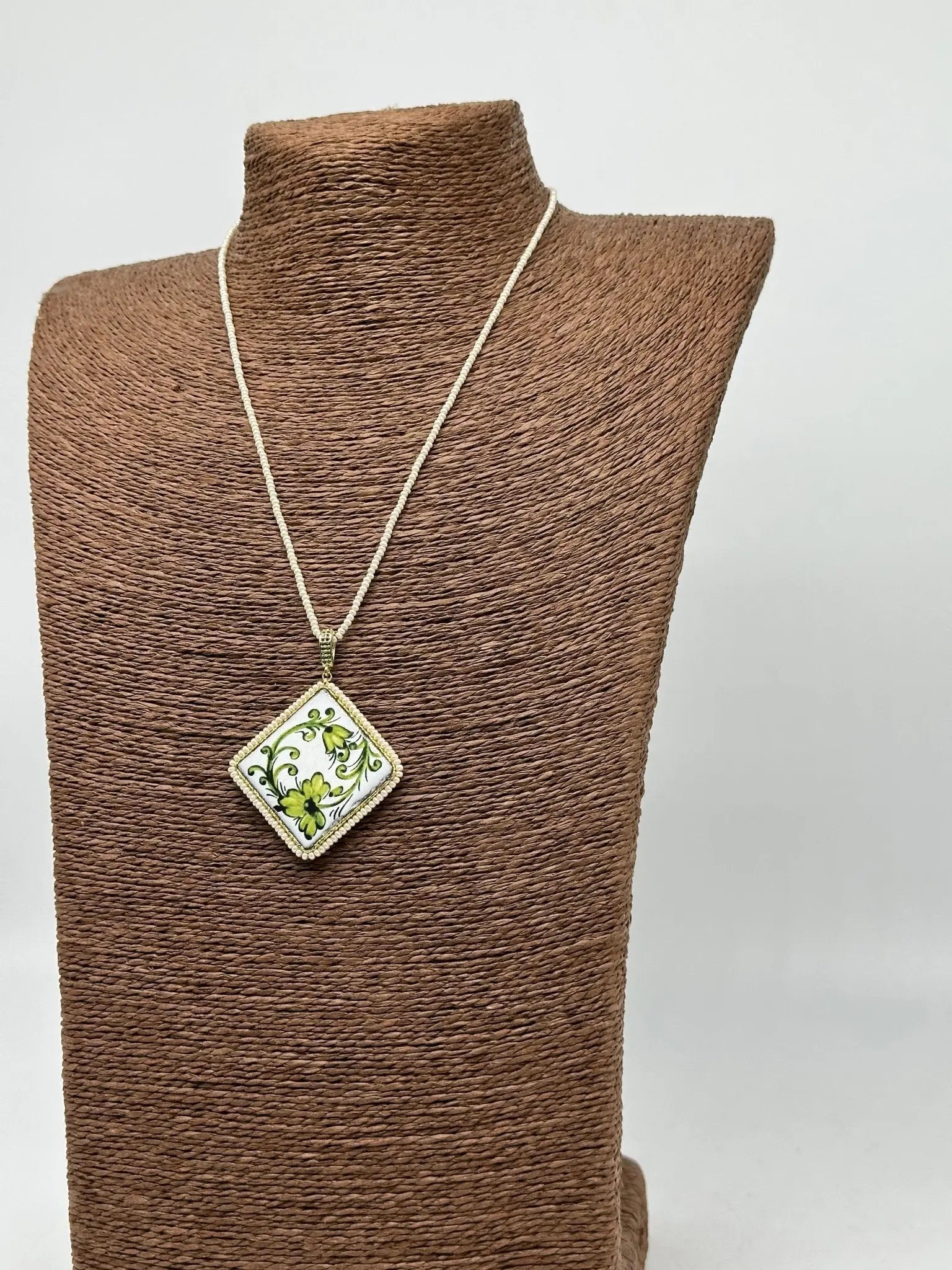 Collana Piastrella Ceramica Caltagirone Decoro Barocco Verde catena perline bianche - COLLANA
