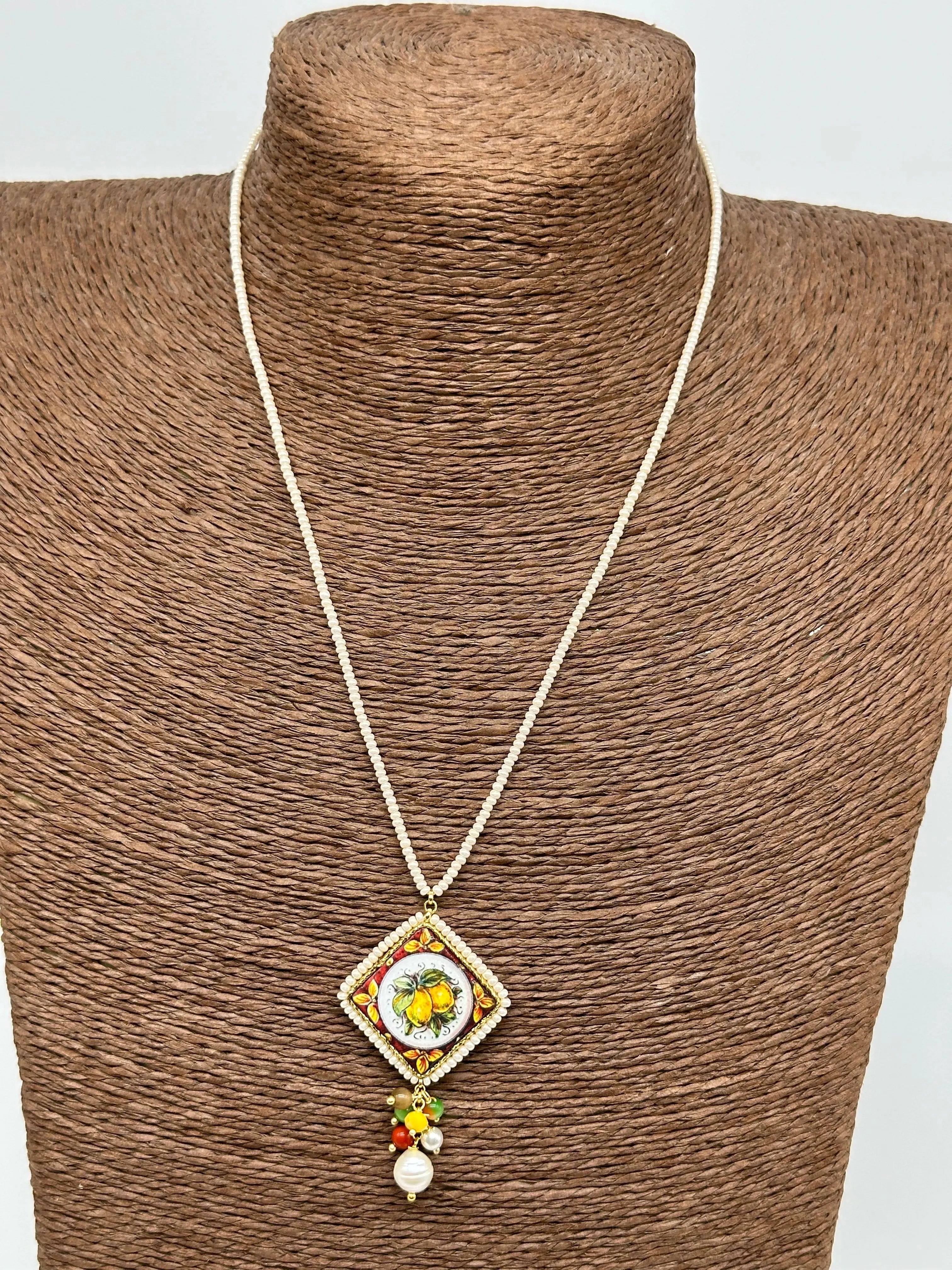 Collana Piastrella Ceramica Caltagirone Decoro Limoni, cornice e catena perline bianche DD CERAMICHE SICILIANE