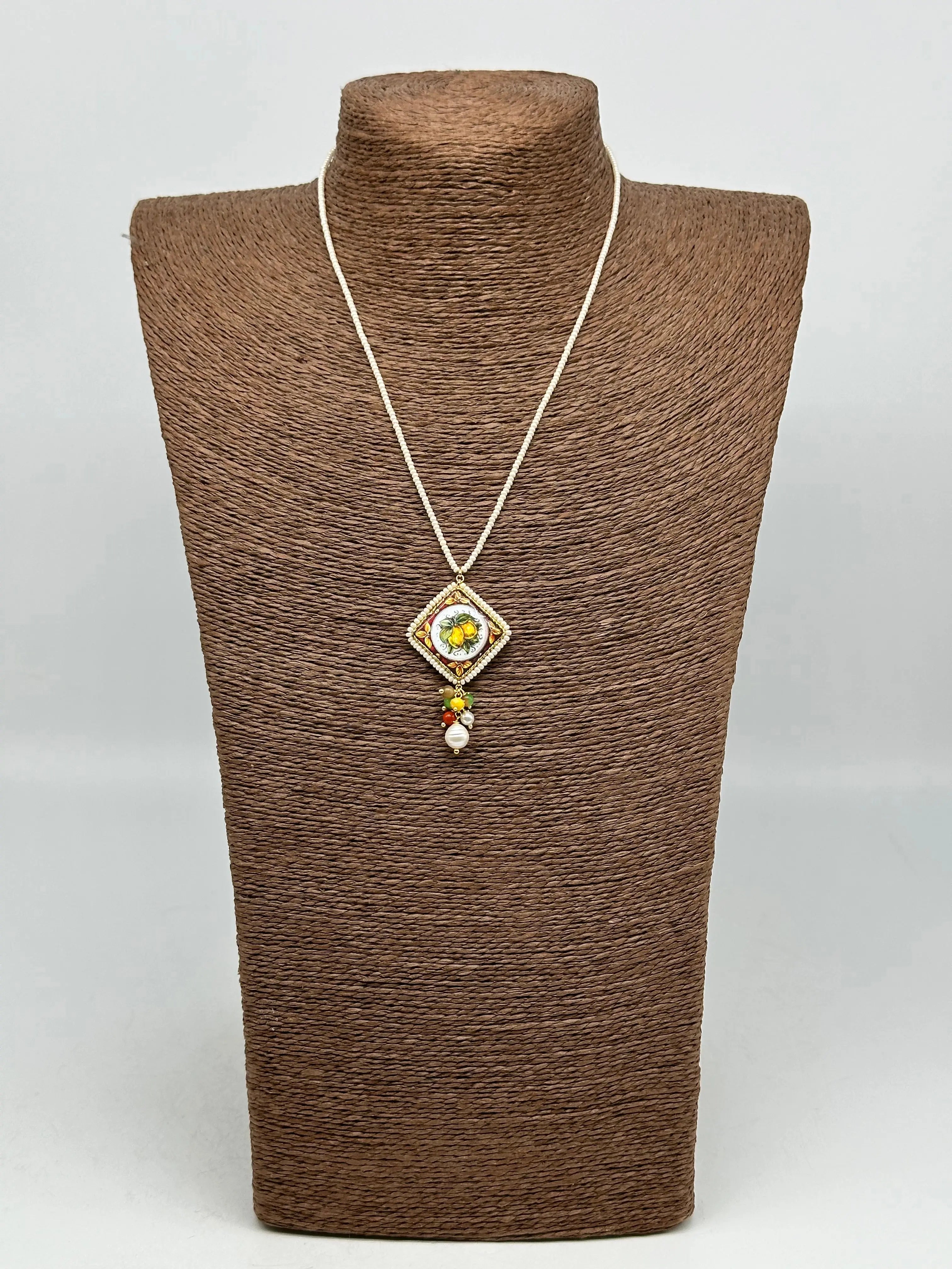 Collana Piastrella Ceramica Caltagirone Decoro Limoni, cornice e catena perline bianche DD CERAMICHE SICILIANE