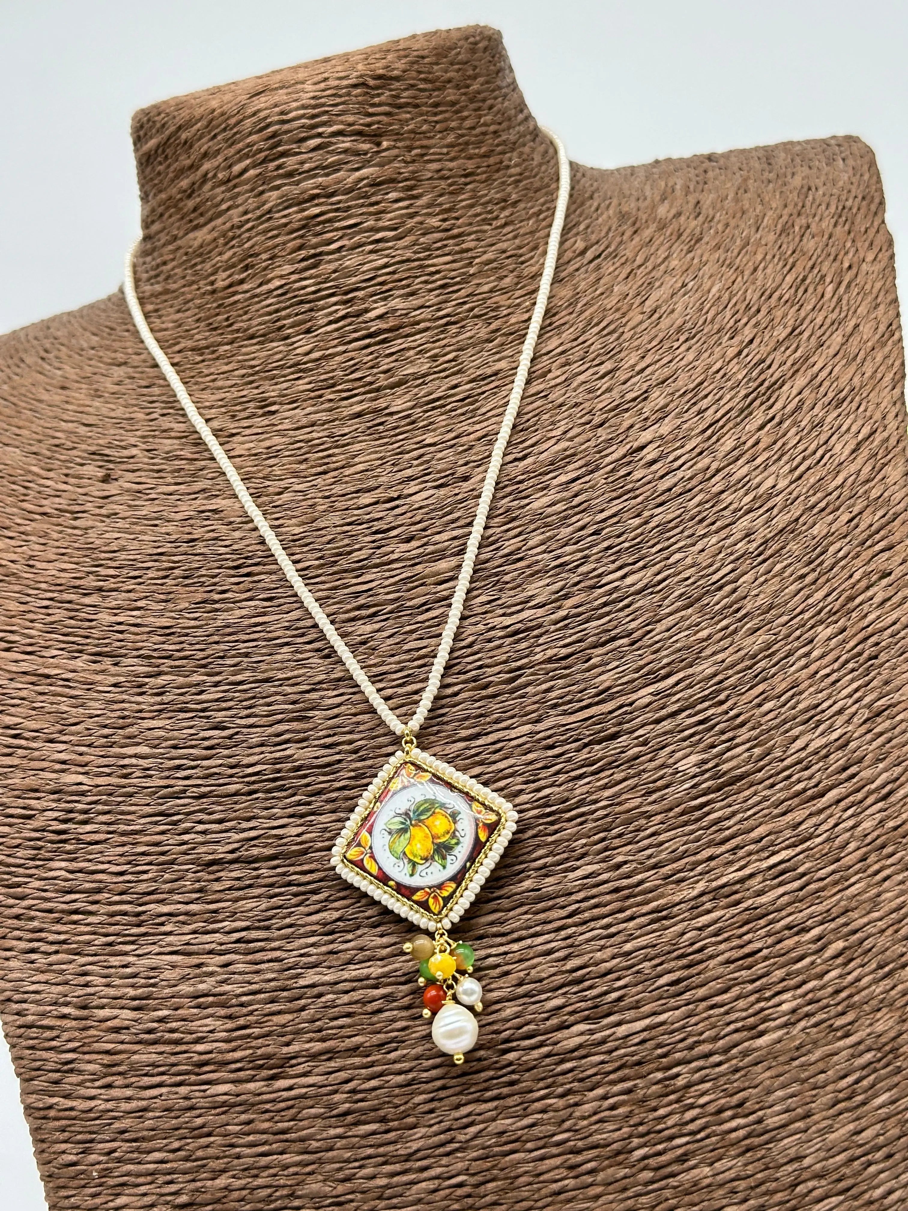Collana Piastrella Ceramica Caltagirone Decoro Limoni, cornice e catena perline bianche DD CERAMICHE SICILIANE