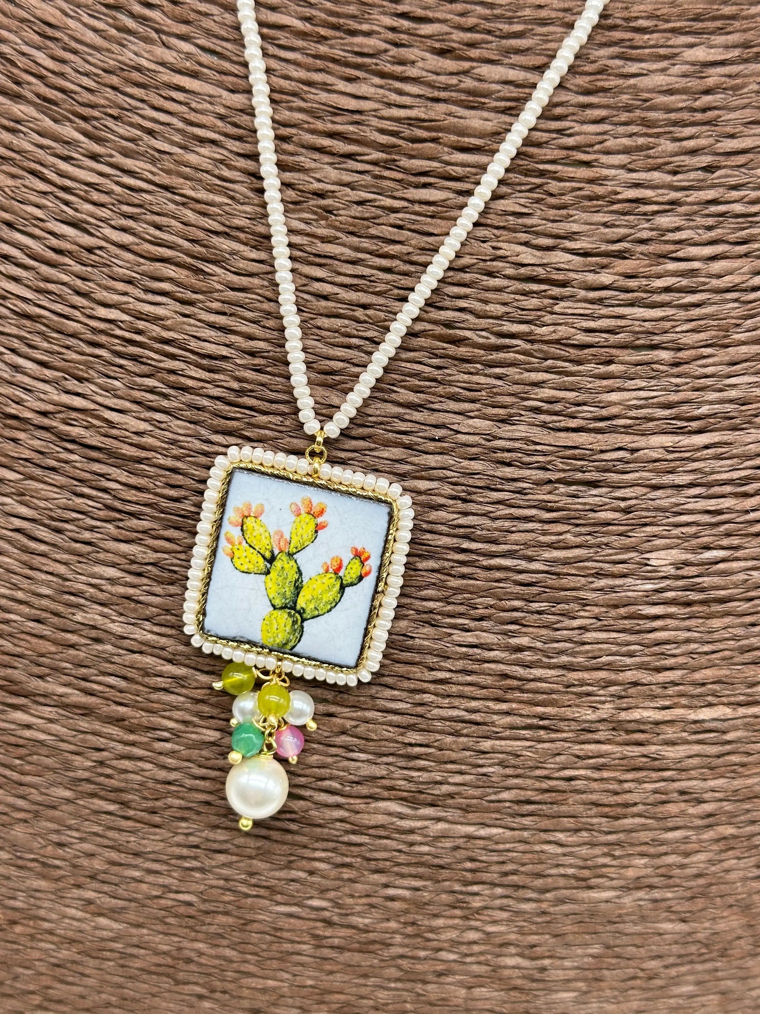 Collana Piastrella Ceramica Caltagirone Decoro Pala Fichi d’India, cornice e catena perline bianche DD CERAMICHE SICILIANE