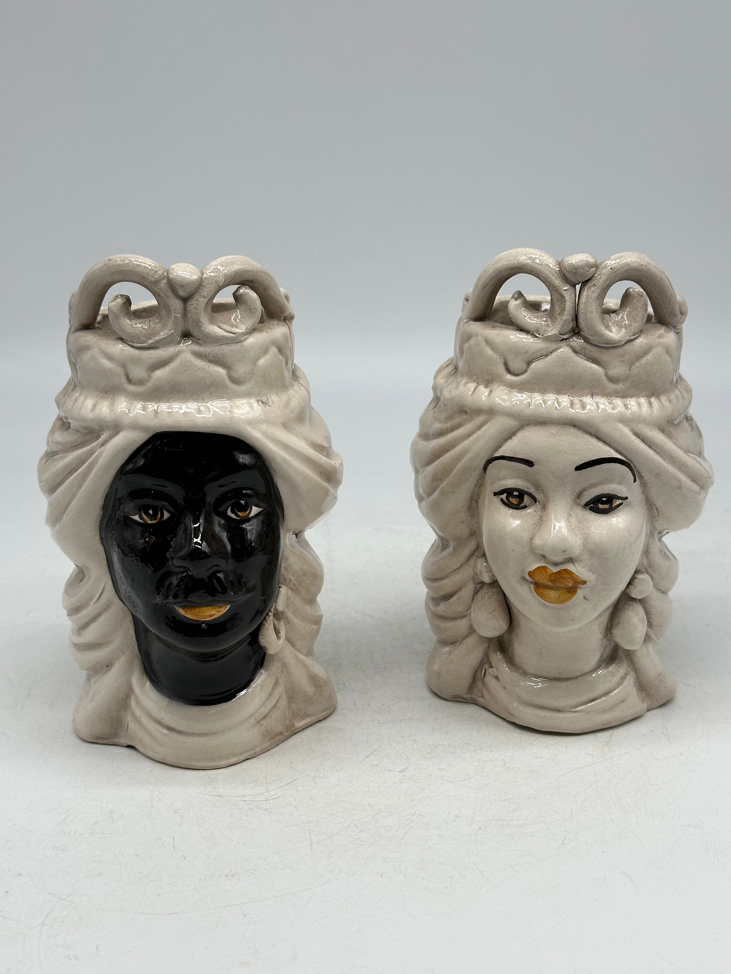 Coppia Teste di Moro Corona V.2 Ceramica Caltagirone cm H.15 L.7 Artigianale Colore Bianco con dettagli - TESTE DI MORO