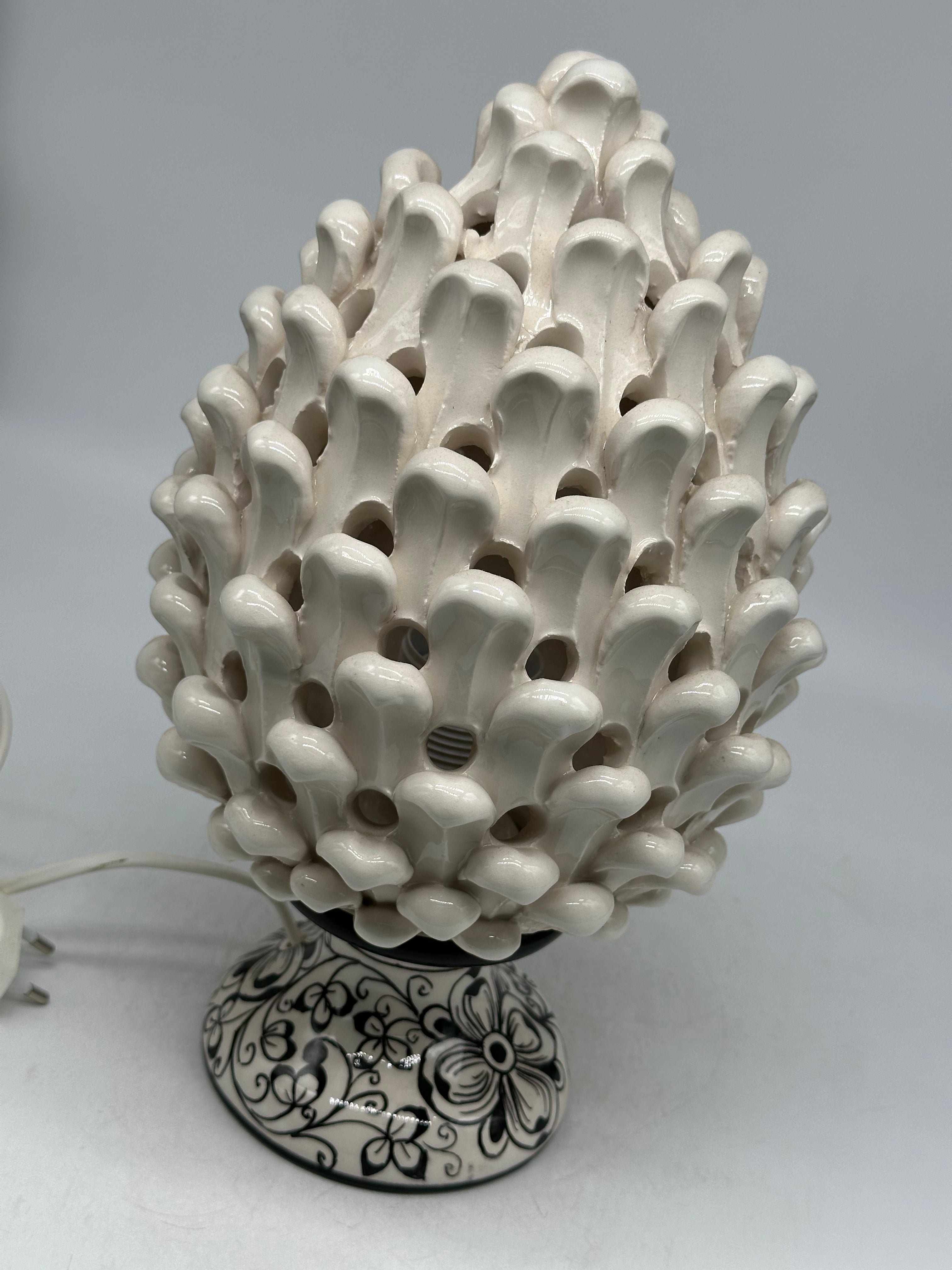 FINE SERIE - Lampada Pigna traforata Ceramica Caltagirone cm H.30 L.20 Artigianale Bianco Base Decorata - LAMPADE