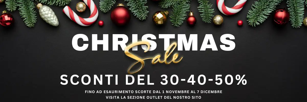 Ghirotta natalizia con bacche rosse e coni di pino verdi.