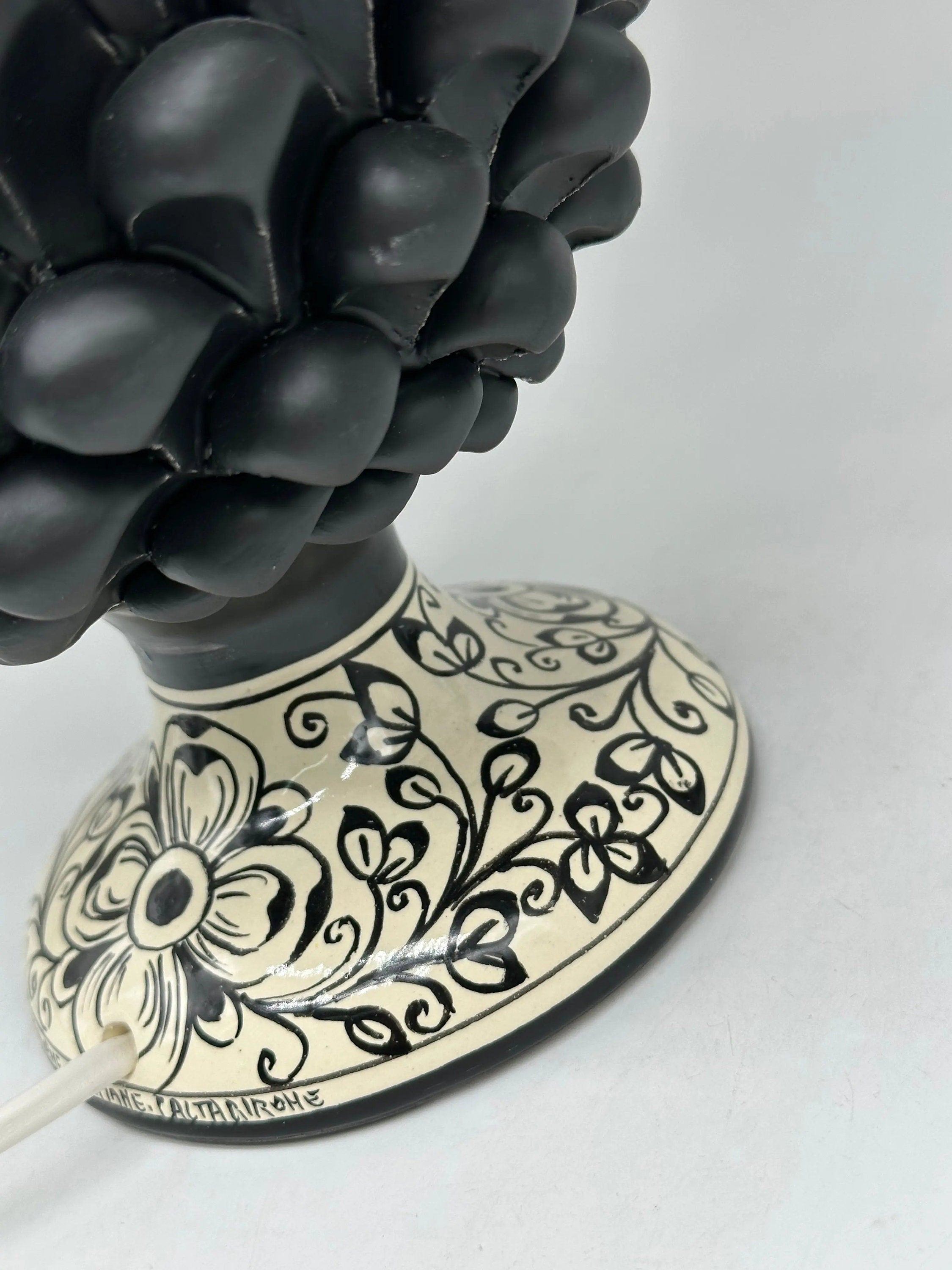 Lampada Pigna Ceramica Caltagirone cm H.25 Artigianale Nero Opaco Base Decorata DD CERAMICHE SICILIANE