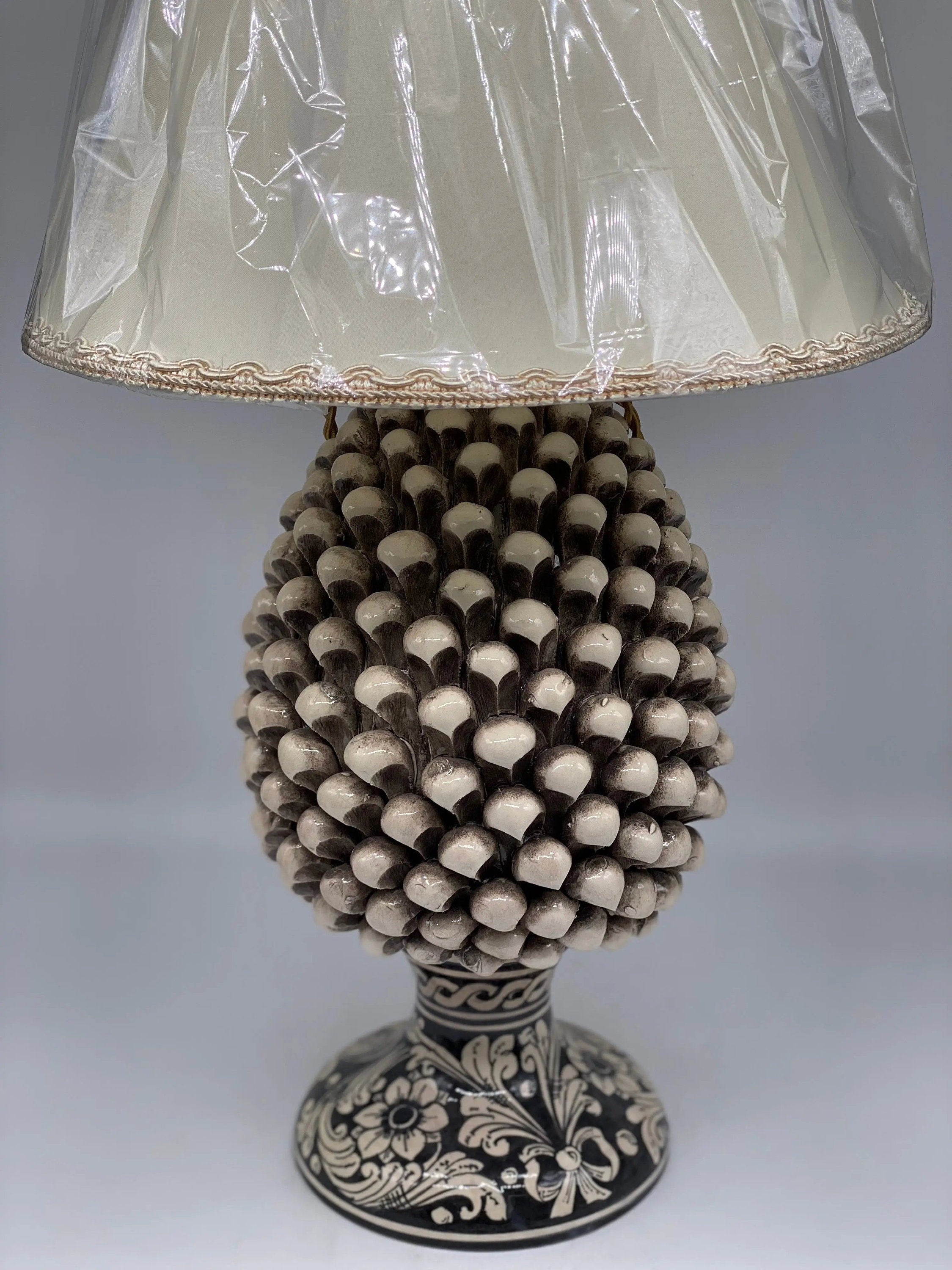 Lampada Pigna Ceramica Caltagirone cm H.30 Artigianale Écru Base Decorata DD CERAMICHE SICILIANE