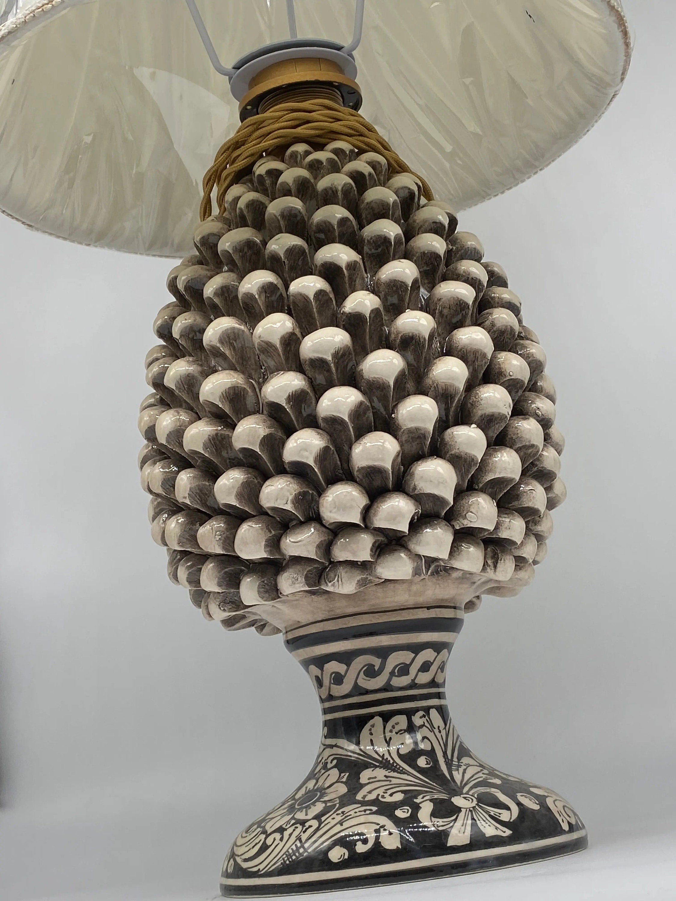 Lampada Pigna Ceramica Caltagirone cm H.30 Artigianale Écru Base Decorata DD CERAMICHE SICILIANE