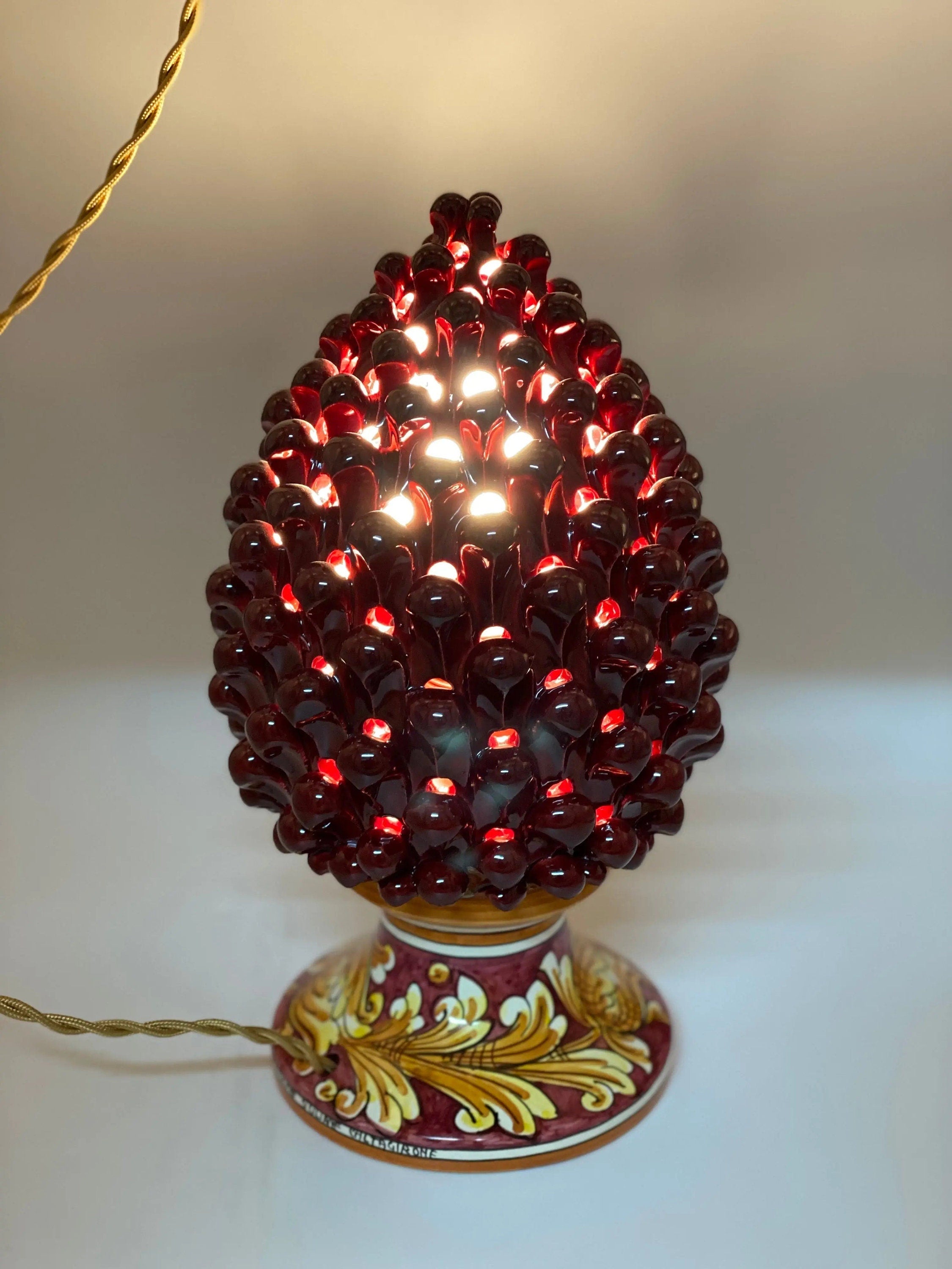 Lampada Pigna traforata Ceramica Caltagirone cm H.30 L.20 Artigianale Bordeaux Base Decorata DD CERAMICHE SICILIANE