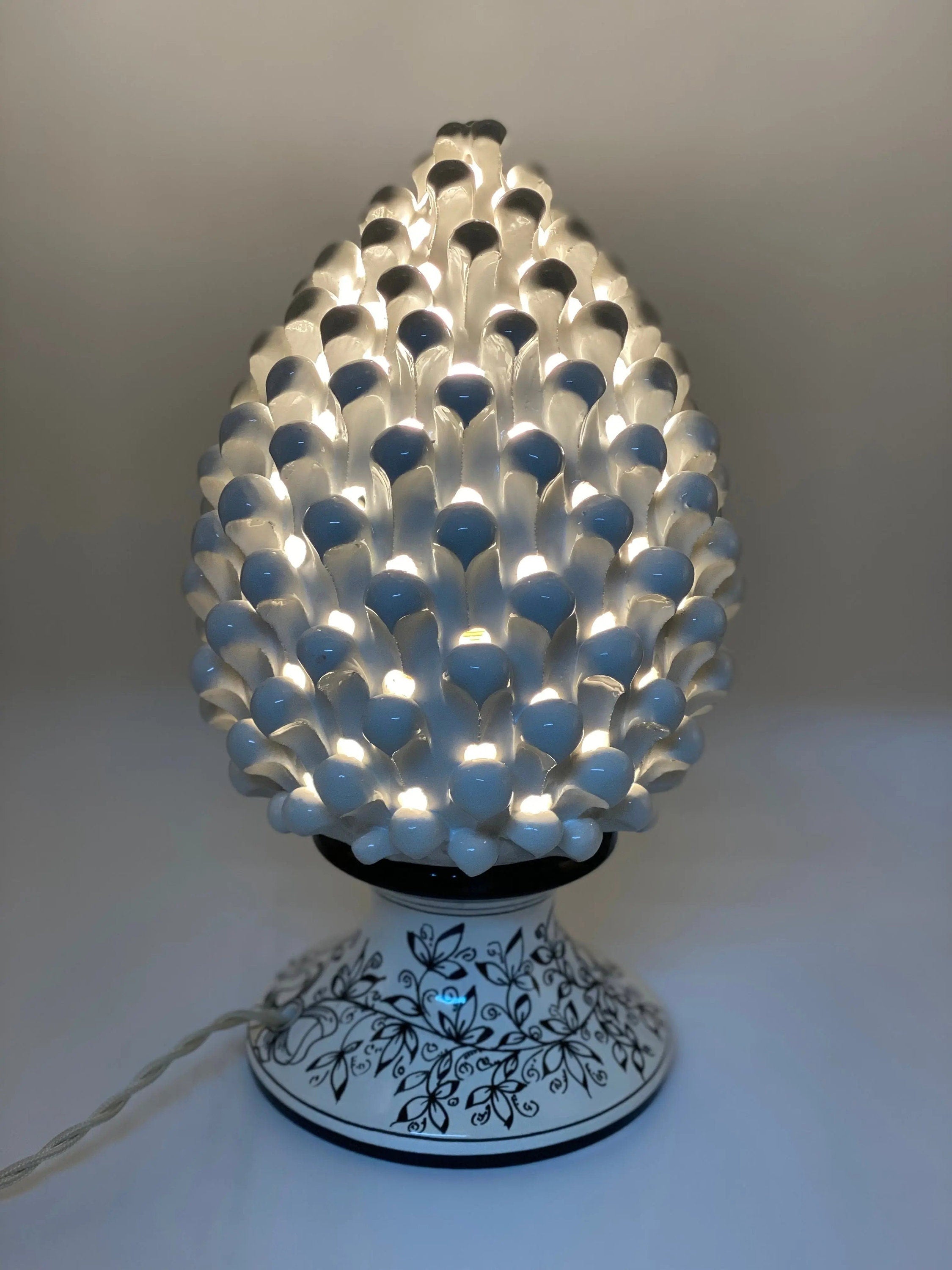 Lampada Pigna traforata Ceramica Caltagirone cm H.30 L.20 Artigianale Bianco Base Decorata DD CERAMICHE SICILIANE
