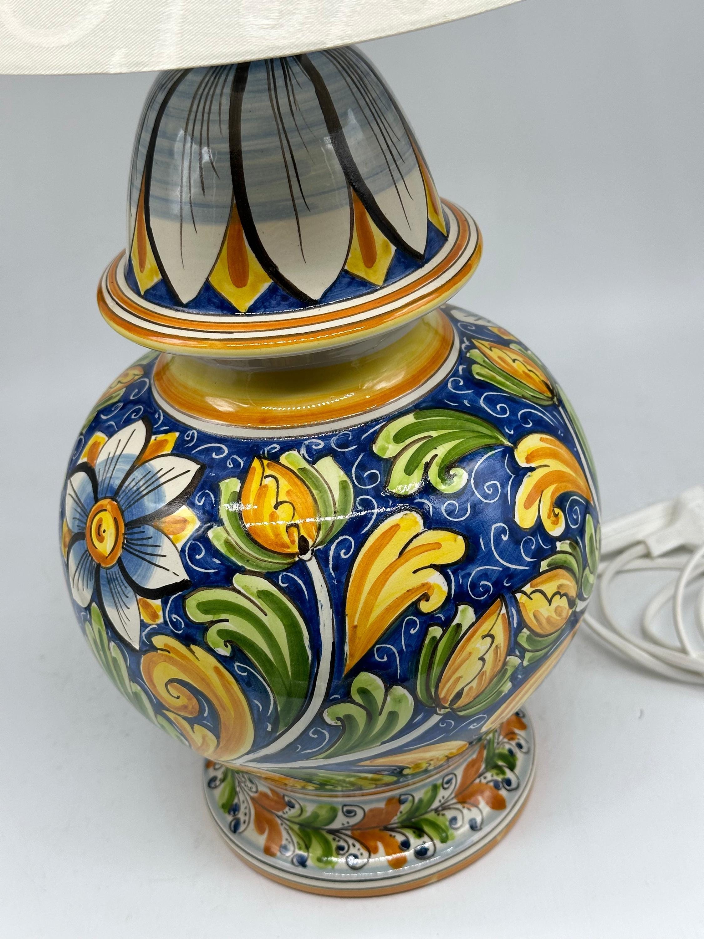 Lume Classico Ceramica Caltagirone cm H.35 L.20 Artigianale Decoro Fiore Blu - LAMPADA PIGNA