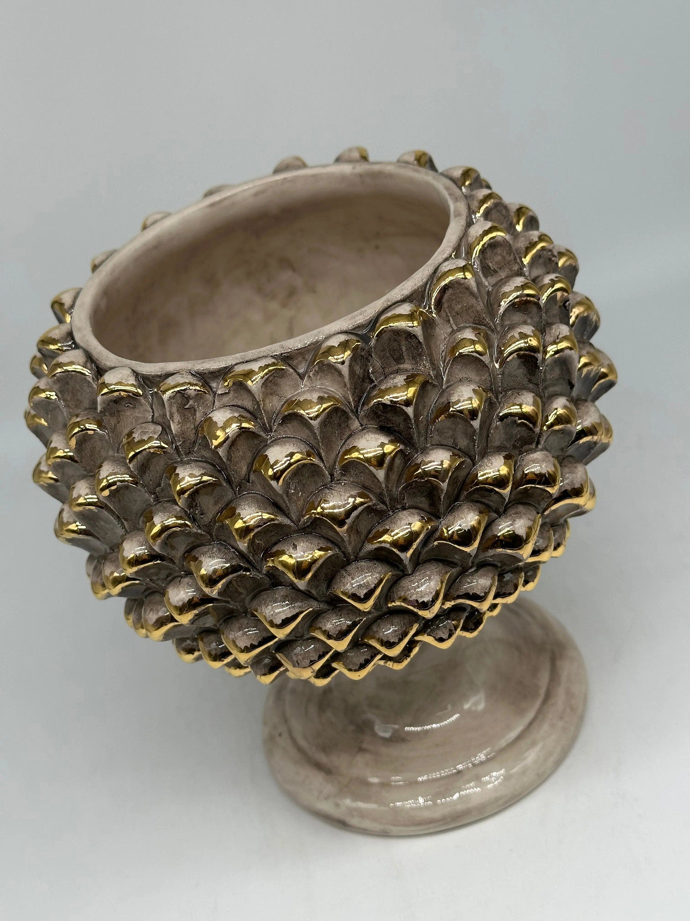 Portavaso Mezza Pigna Ceramica Caltagirone cm H.20 Artigianale Beige Punte Oro DD CERAMICHE SICILIANE