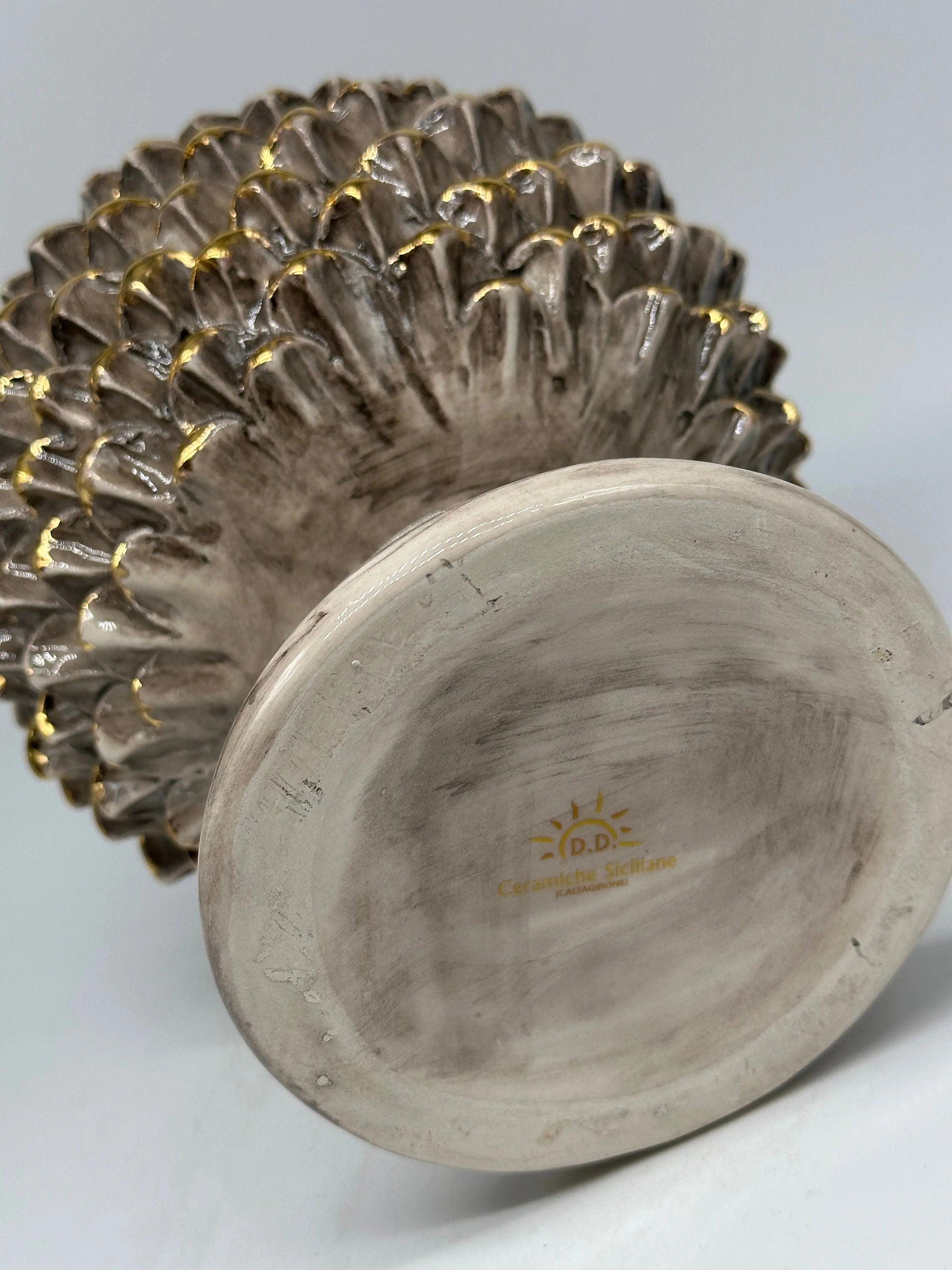 Portavaso Mezza Pigna Ceramica Caltagirone cm H.20 Artigianale Beige Punte Oro DD CERAMICHE SICILIANE