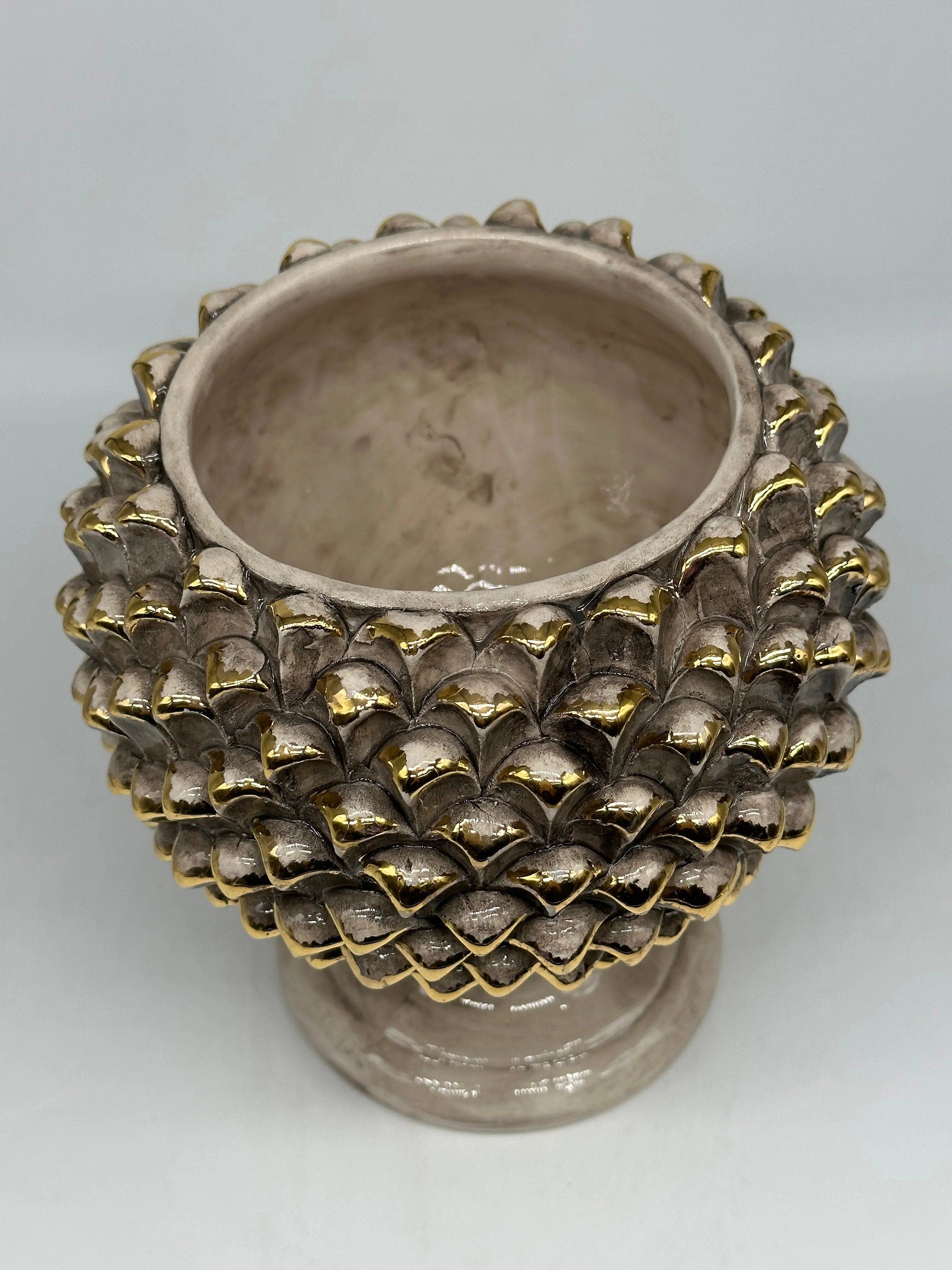 Portavaso Mezza Pigna Ceramica Caltagirone cm H.20 Artigianale Beige Punte Oro DD CERAMICHE SICILIANE