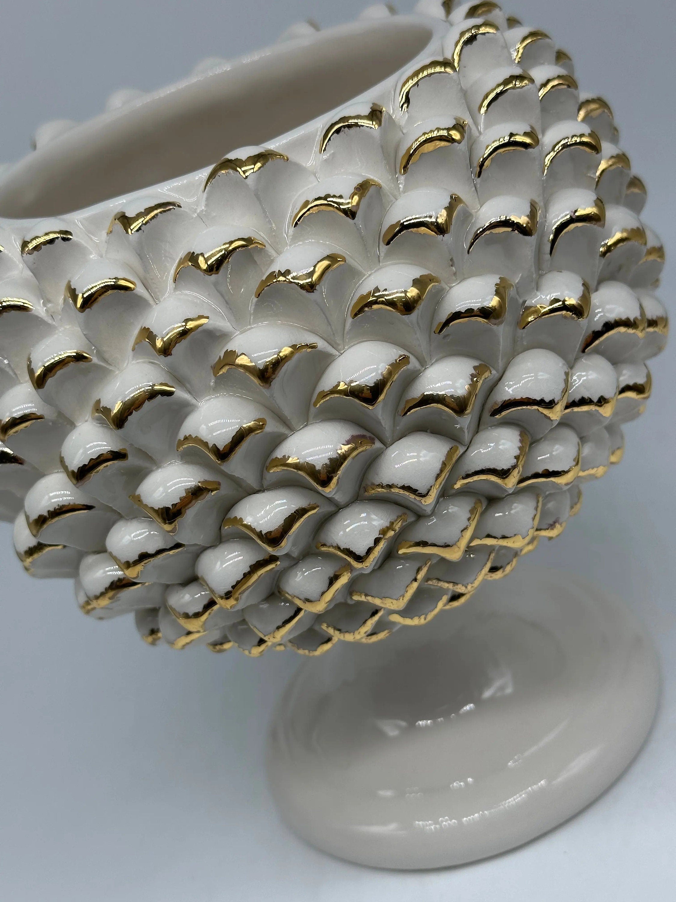 Portavaso Mezza Pigna Ceramica Caltagirone cm H.20 Artigianale Bianco Punte Oro DD CERAMICHE SICILIANE