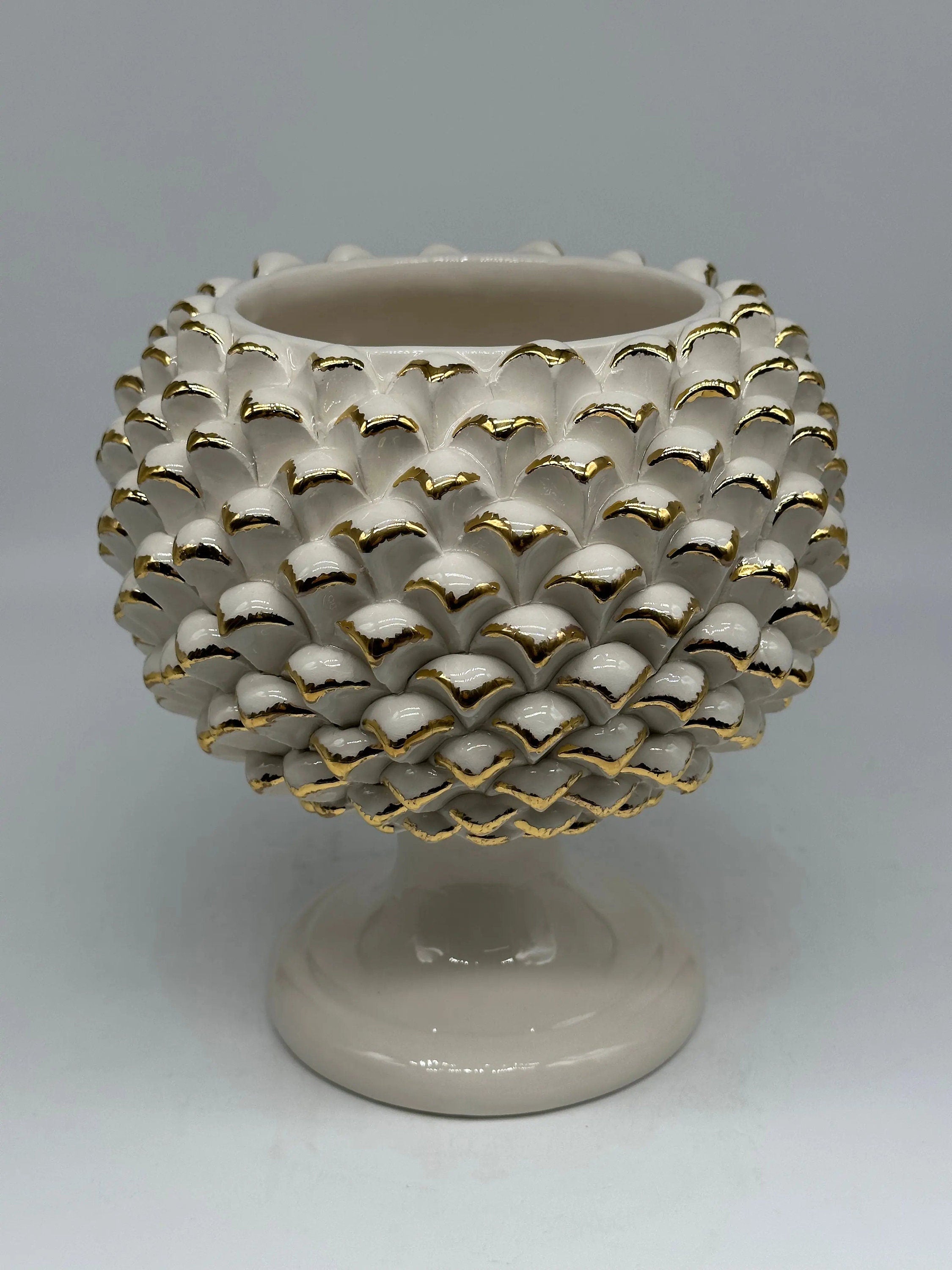 Portavaso Mezza Pigna Ceramica Caltagirone cm H.20 Artigianale Bianco Punte Oro DD CERAMICHE SICILIANE