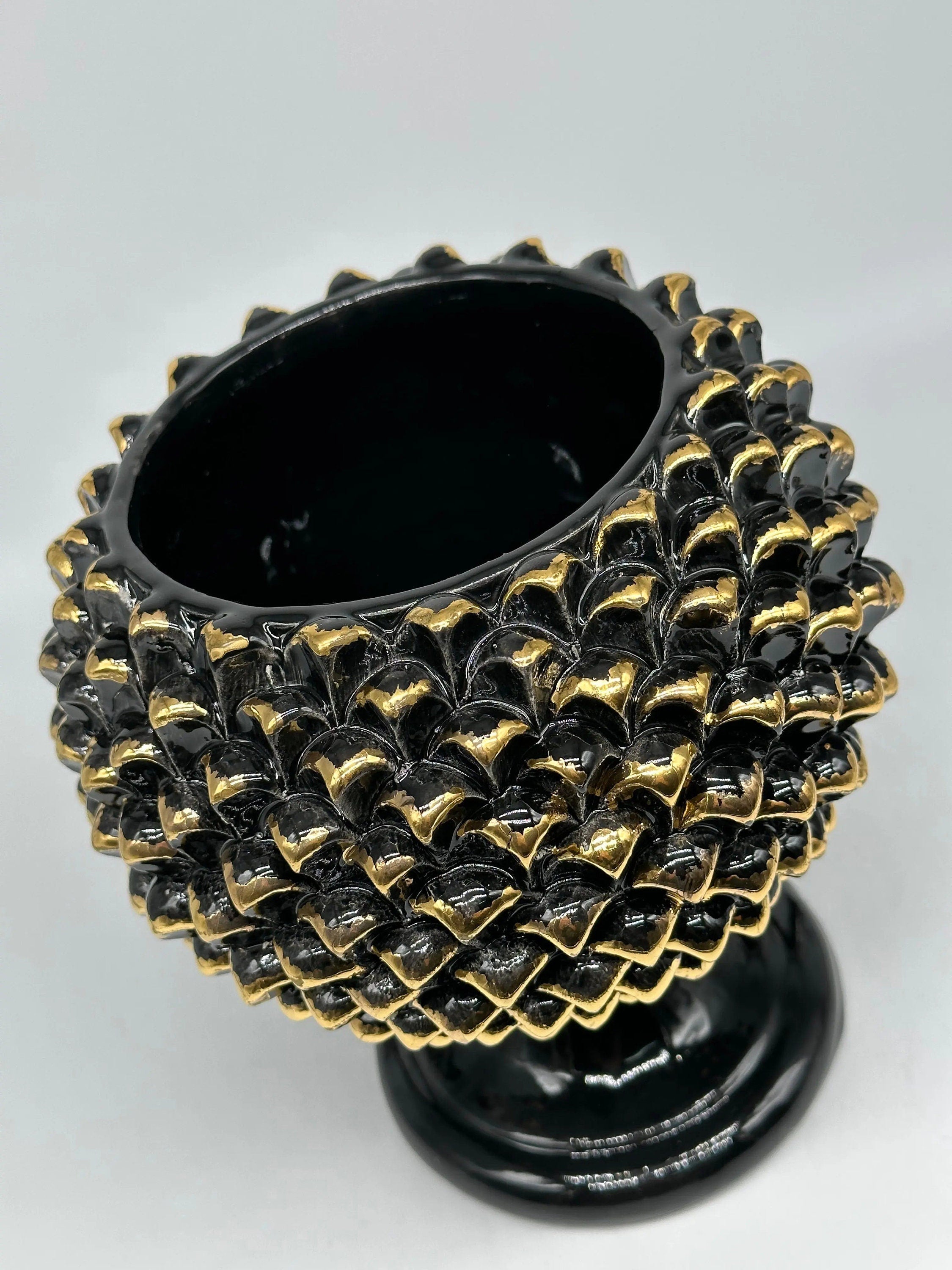 Portavaso Mezza Pigna Ceramica Caltagirone cm H.20 Artigianale Nero Punte Oro DD CERAMICHE SICILIANE