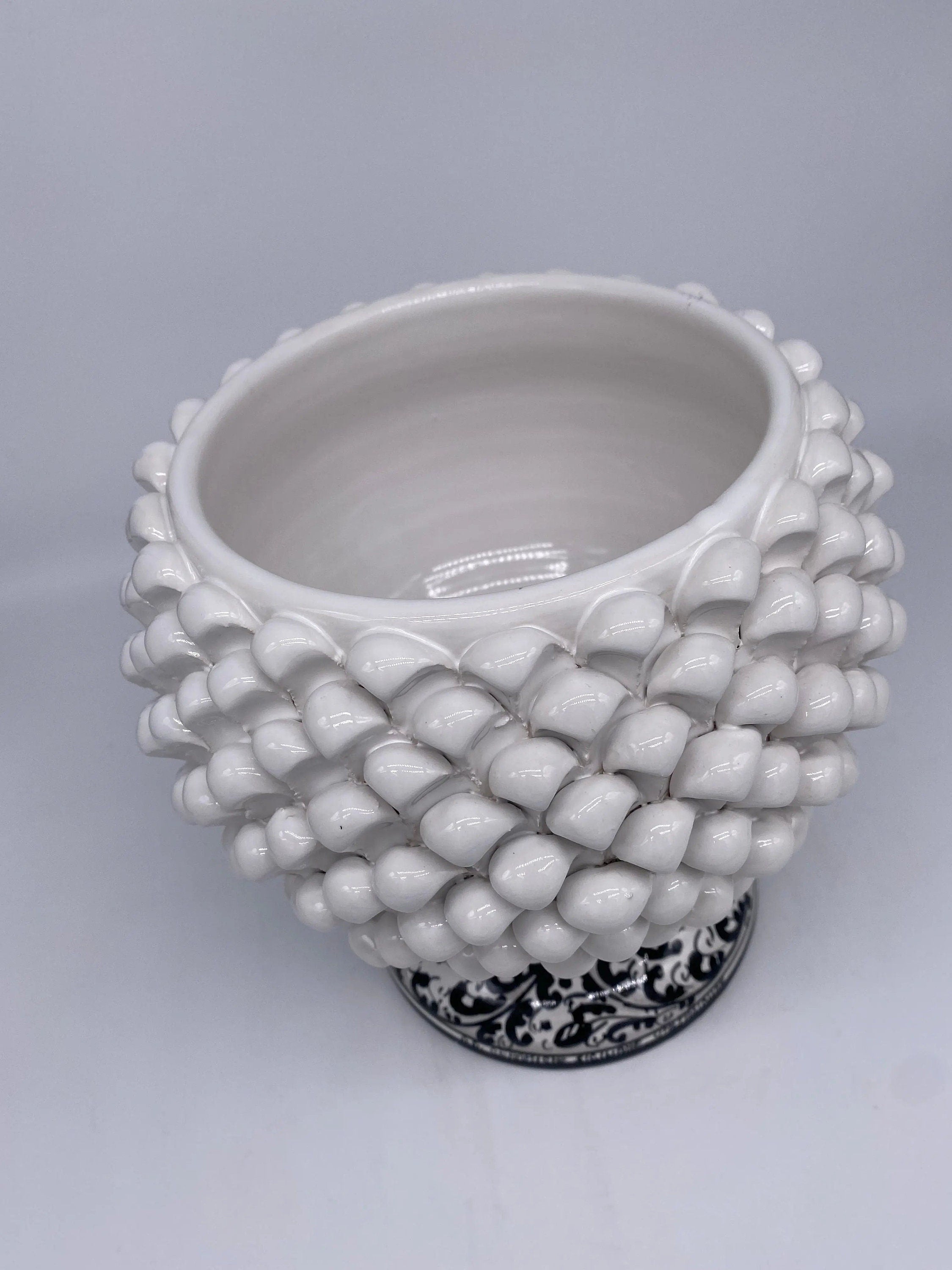 Portavaso Mezza Pigna Ceramica Caltagirone cm H.20 L.20 Artigianale Bianco Base Decorata DD CERAMICHE SICILIANE