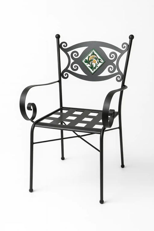 Sedia da esterno in ferro battuto nero con schienale decorato con una piastrella di ceramica.