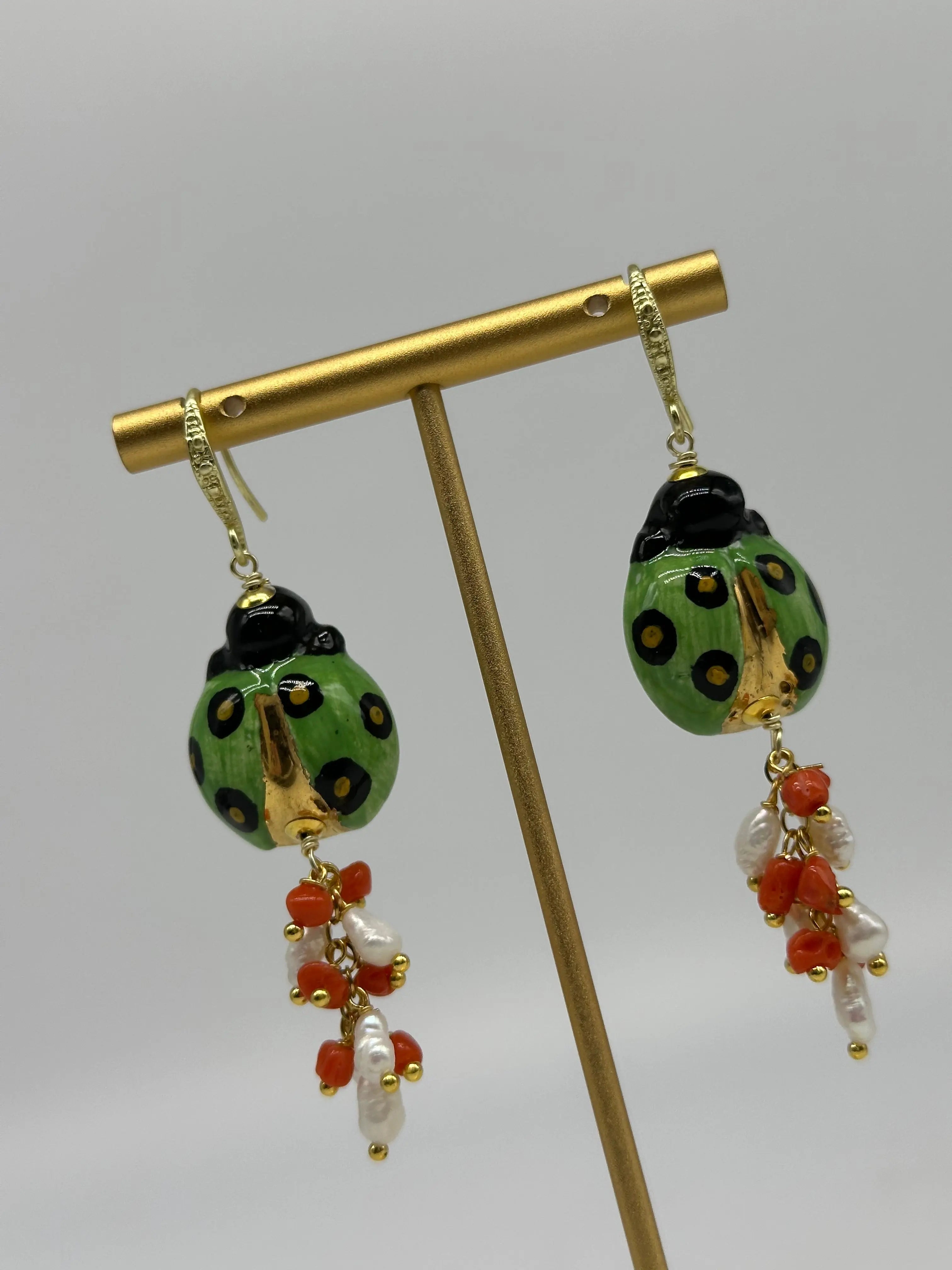 Orecchini Artigianali Coccinella Verde Portafortuna in Ceramica di Caltagirone DD CERAMICHE SICILIANE