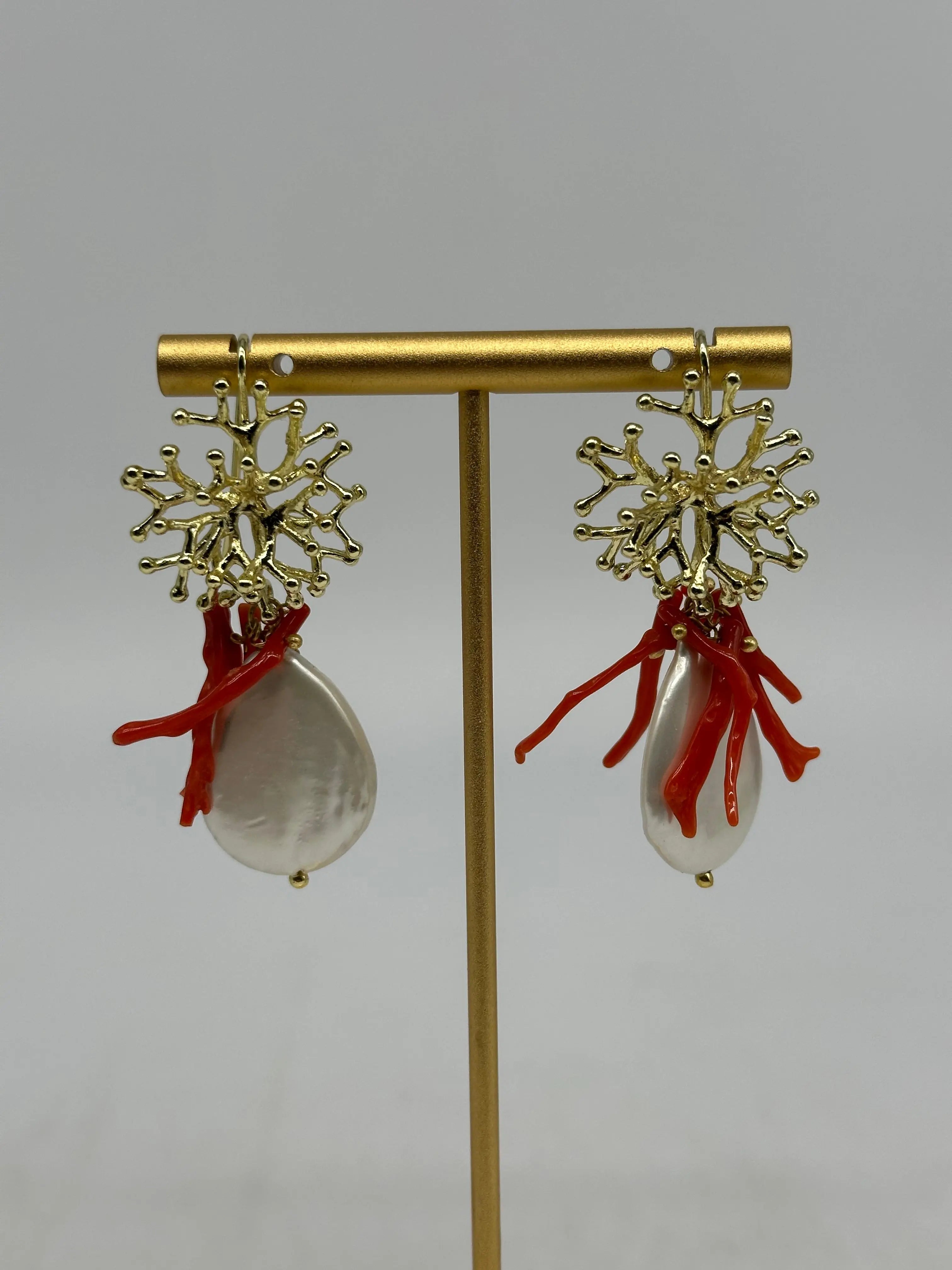 Orecchini Artigianali Perla Bianco e Rametti di Corallo DD CERAMICHE SICILIANE