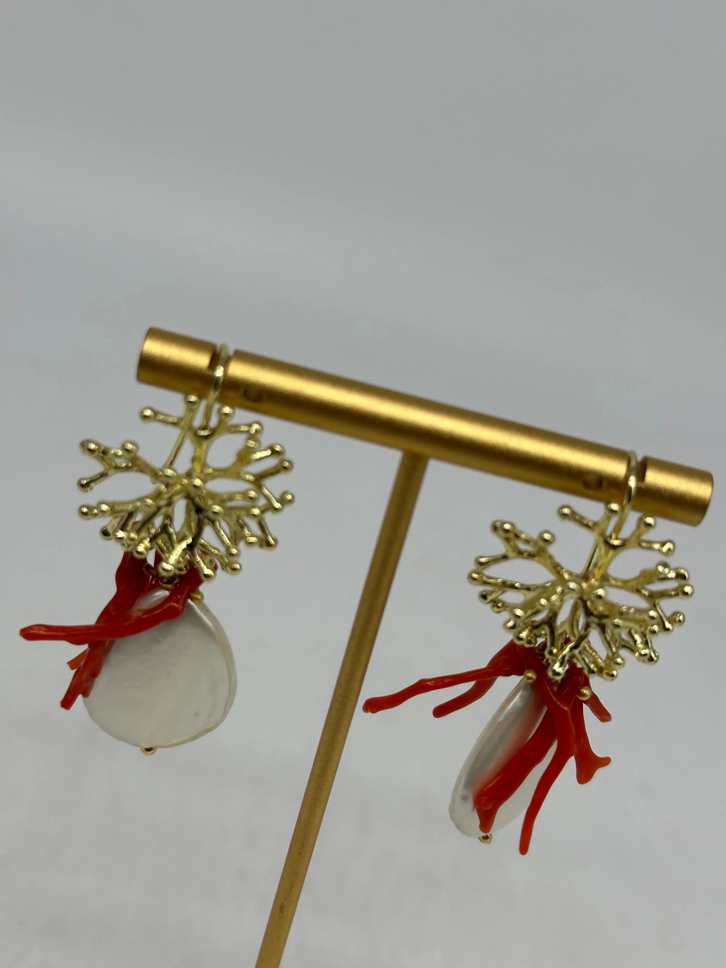 Orecchini Artigianali Perla Bianco e Rametti di Corallo DD CERAMICHE SICILIANE