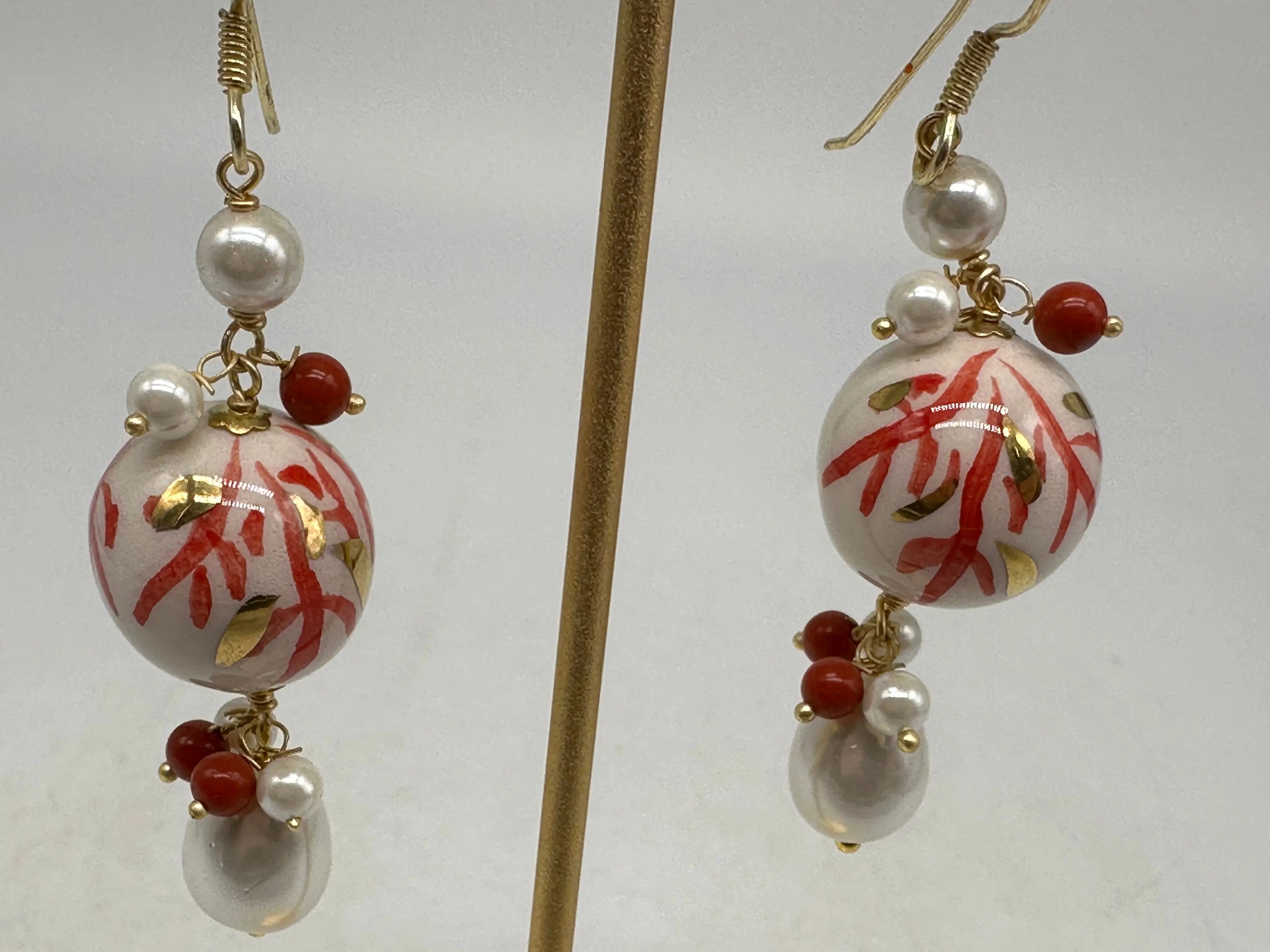 Orecchini Artigianali Sfere di Natale Bianco con decori Rosso in Ceramica di Caltagirone, pietre e corallo DD CERAMICHE SICILIANE