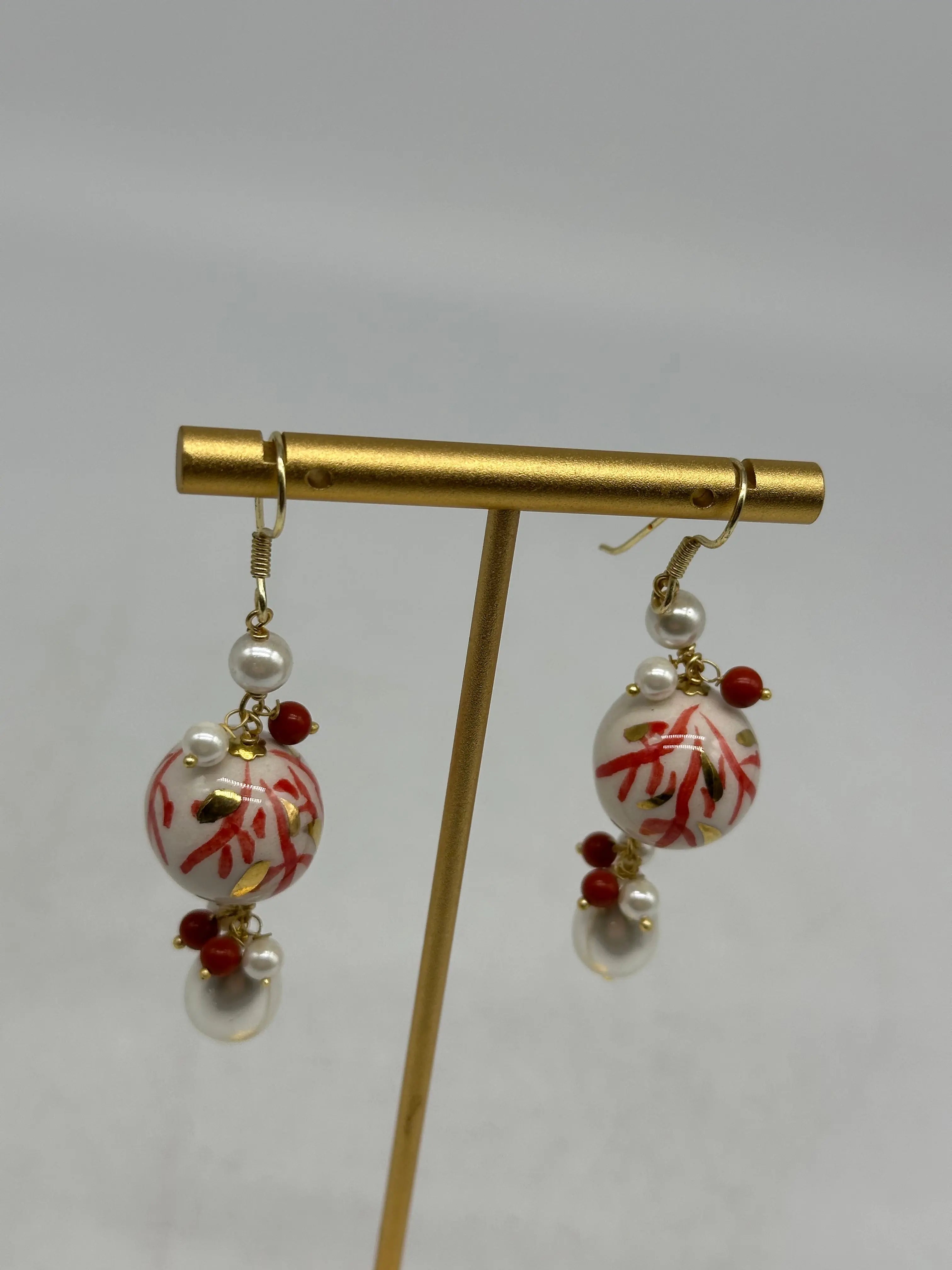 Orecchini Artigianali Sfere di Natale Bianco con decori Rosso in Ceramica di Caltagirone, pietre e corallo DD CERAMICHE SICILIANE