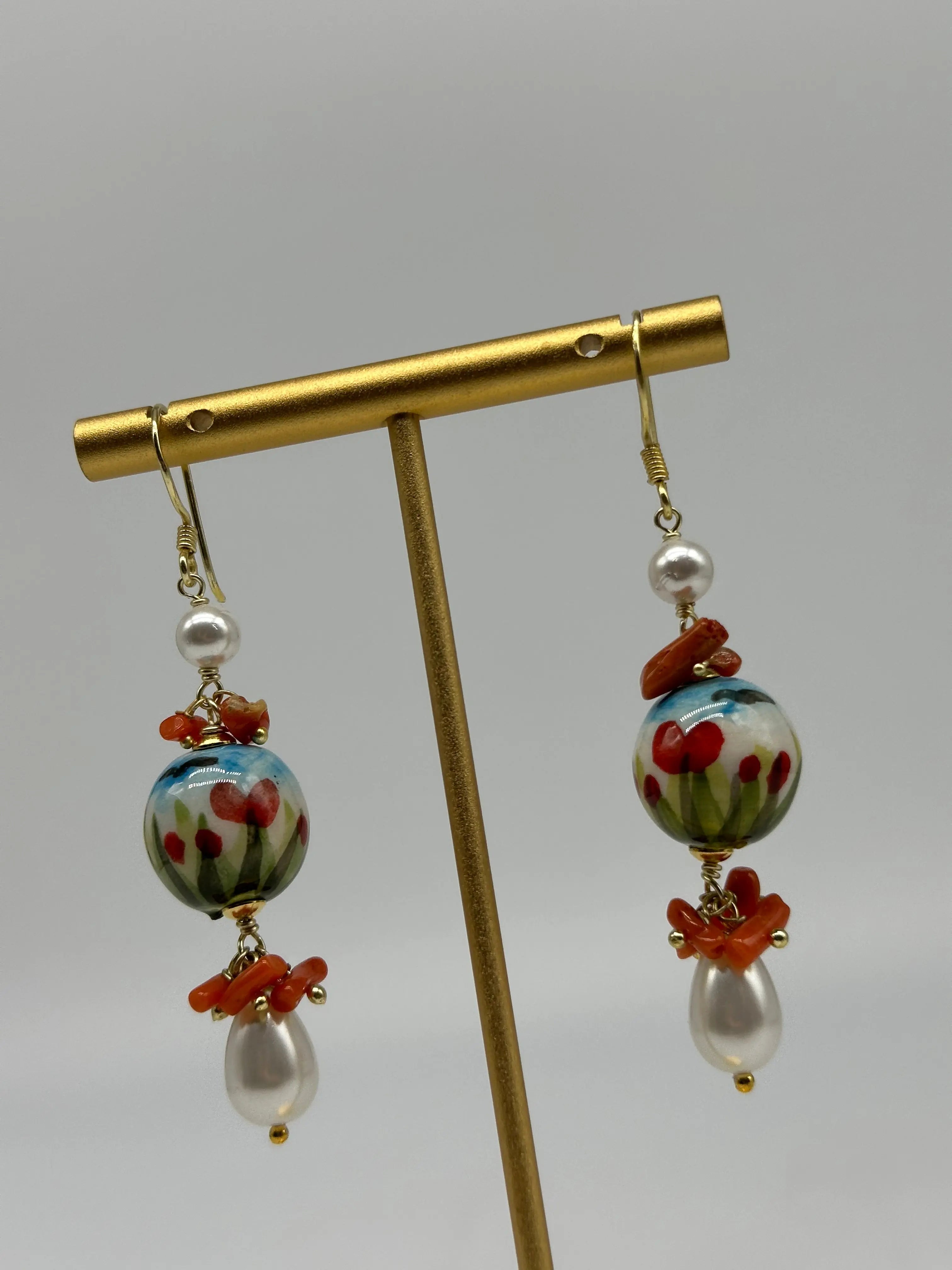 Orecchini Artigianali Sfere di Natale Bianco con decoro fiori in Ceramica di Caltagirone, pietre e corallo DD CERAMICHE SICILIANE