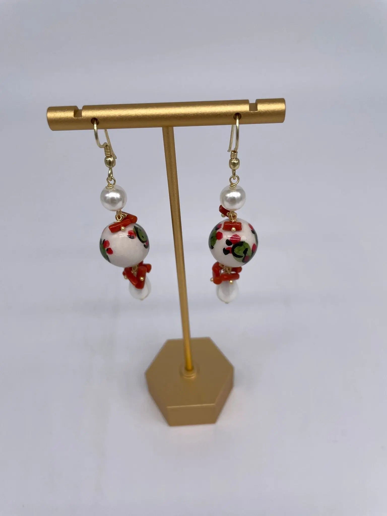 Orecchini Artigianali Sfere di Natale Bianco in Ceramica di Caltagirone, pietre e corallo - DD CERAMICHE SICILIANE