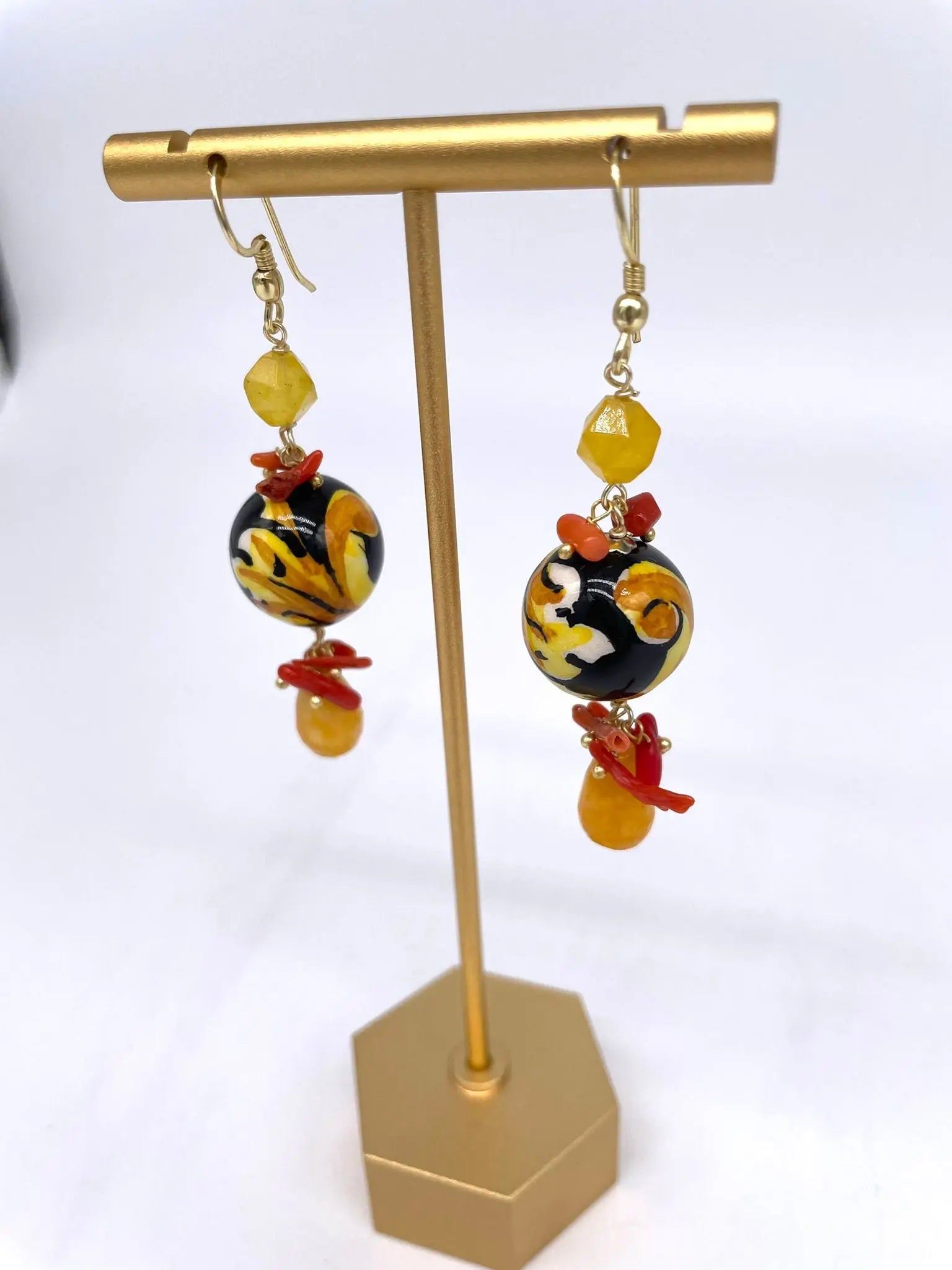 Orecchini Artigianali Sfere di Natale Nero in Ceramica di Caltagirone, pietre e corallo - DD CERAMICHE SICILIANE