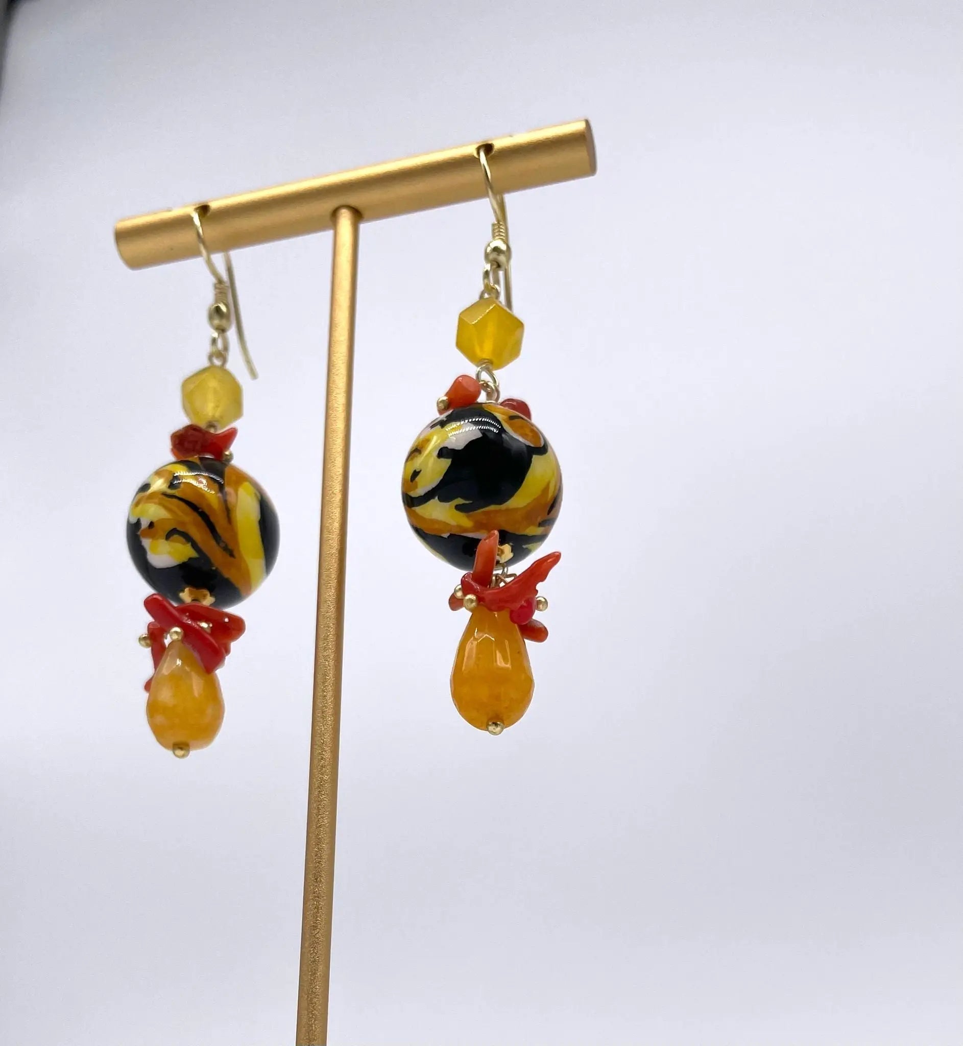 Orecchini Artigianali Sfere di Natale Nero in Ceramica di Caltagirone, pietre e corallo - DD CERAMICHE SICILIANE