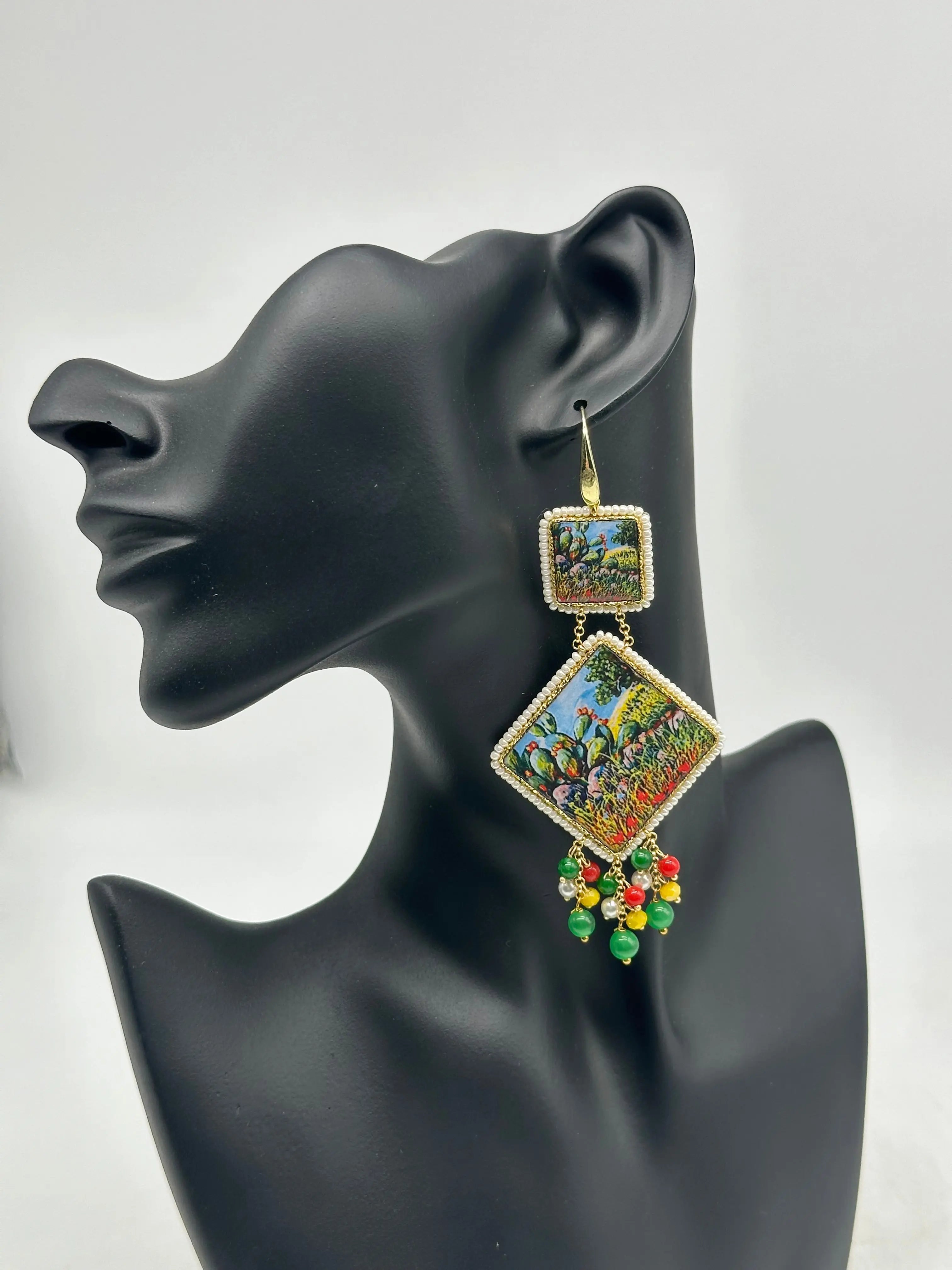 Orecchini Piastrella Ceramica di Caltagirone, cornice bianca, pietre, perle V.3 DD CERAMICHE SICILIANE