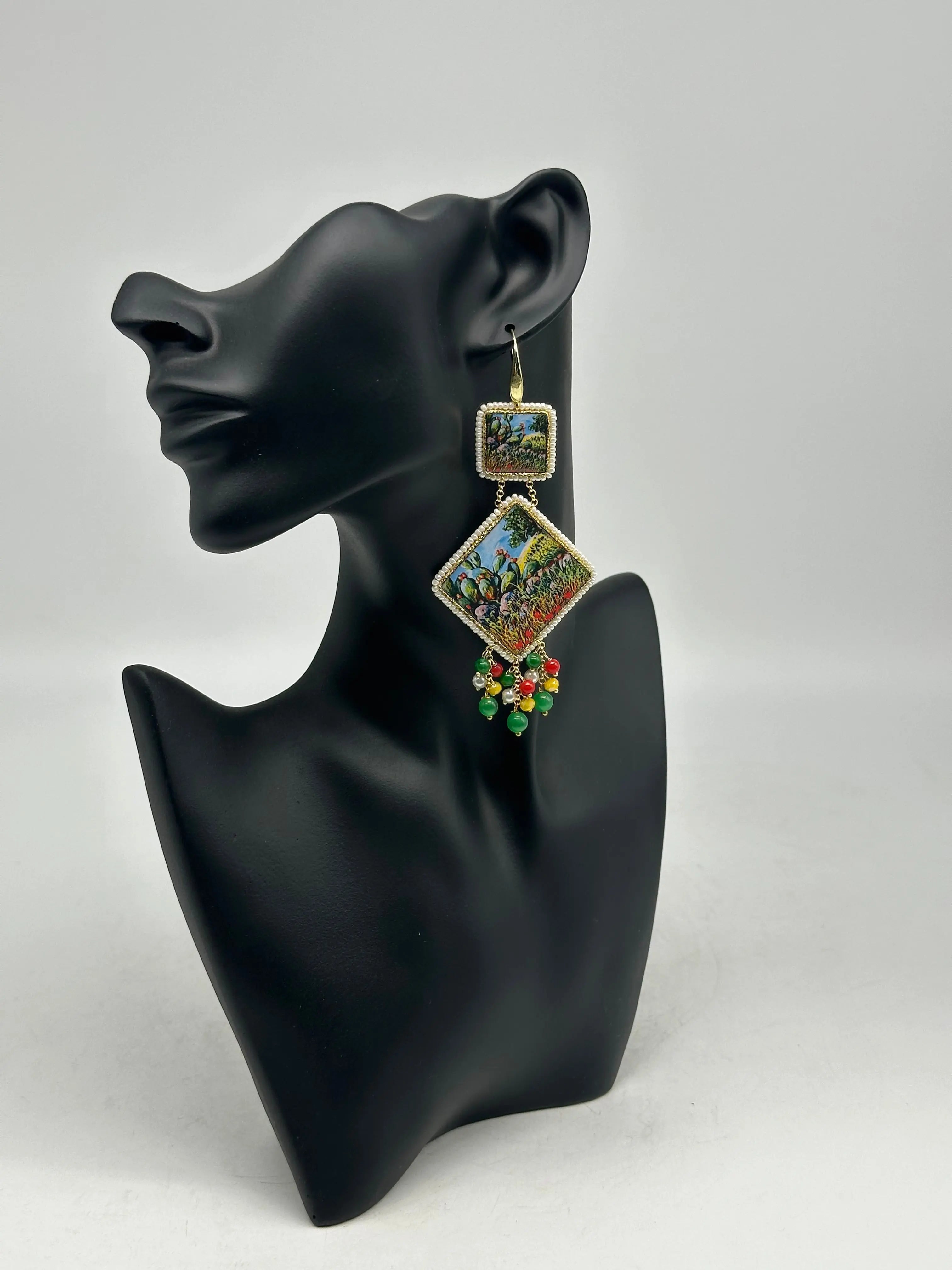 Orecchini Piastrella Ceramica di Caltagirone, cornice bianca, pietre, perle V.3 DD CERAMICHE SICILIANE