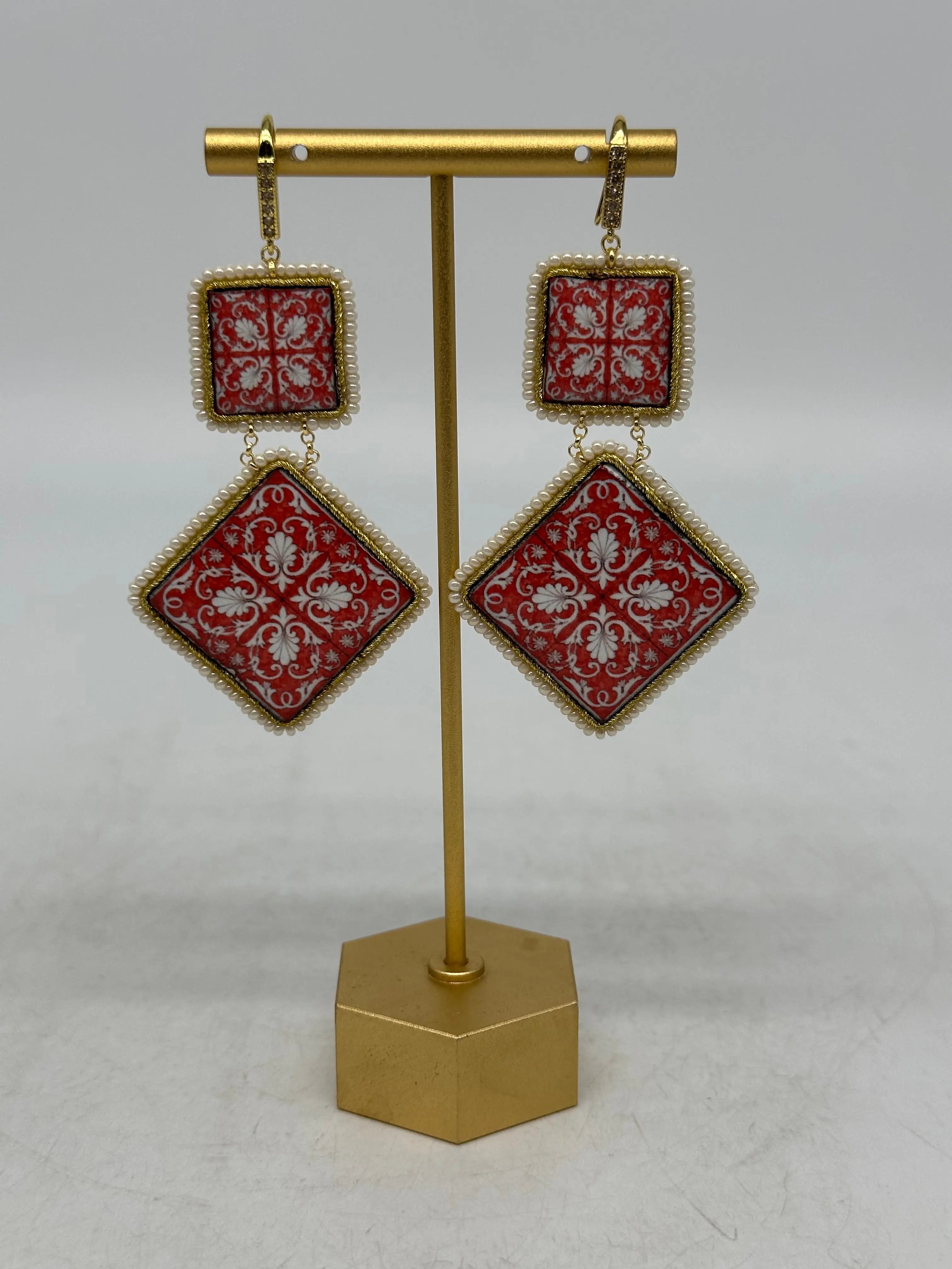 Orecchini Piastrella Ceramica di Caltagirone, cornice bianca, pietre, perle V.9 DD CERAMICHE SICILIANE