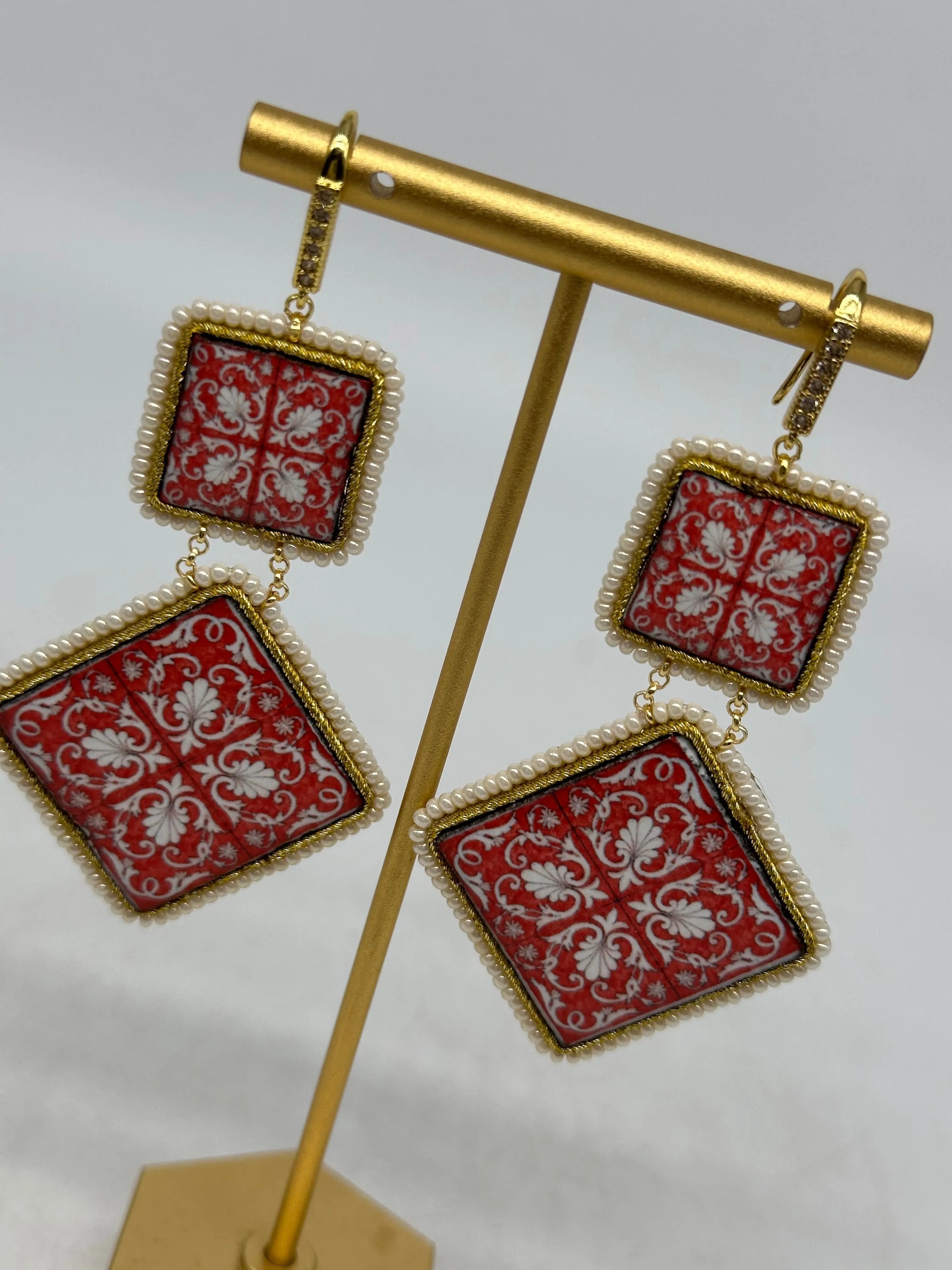 Orecchini Piastrella Ceramica di Caltagirone, cornice bianca, pietre, perle V.9 DD CERAMICHE SICILIANE