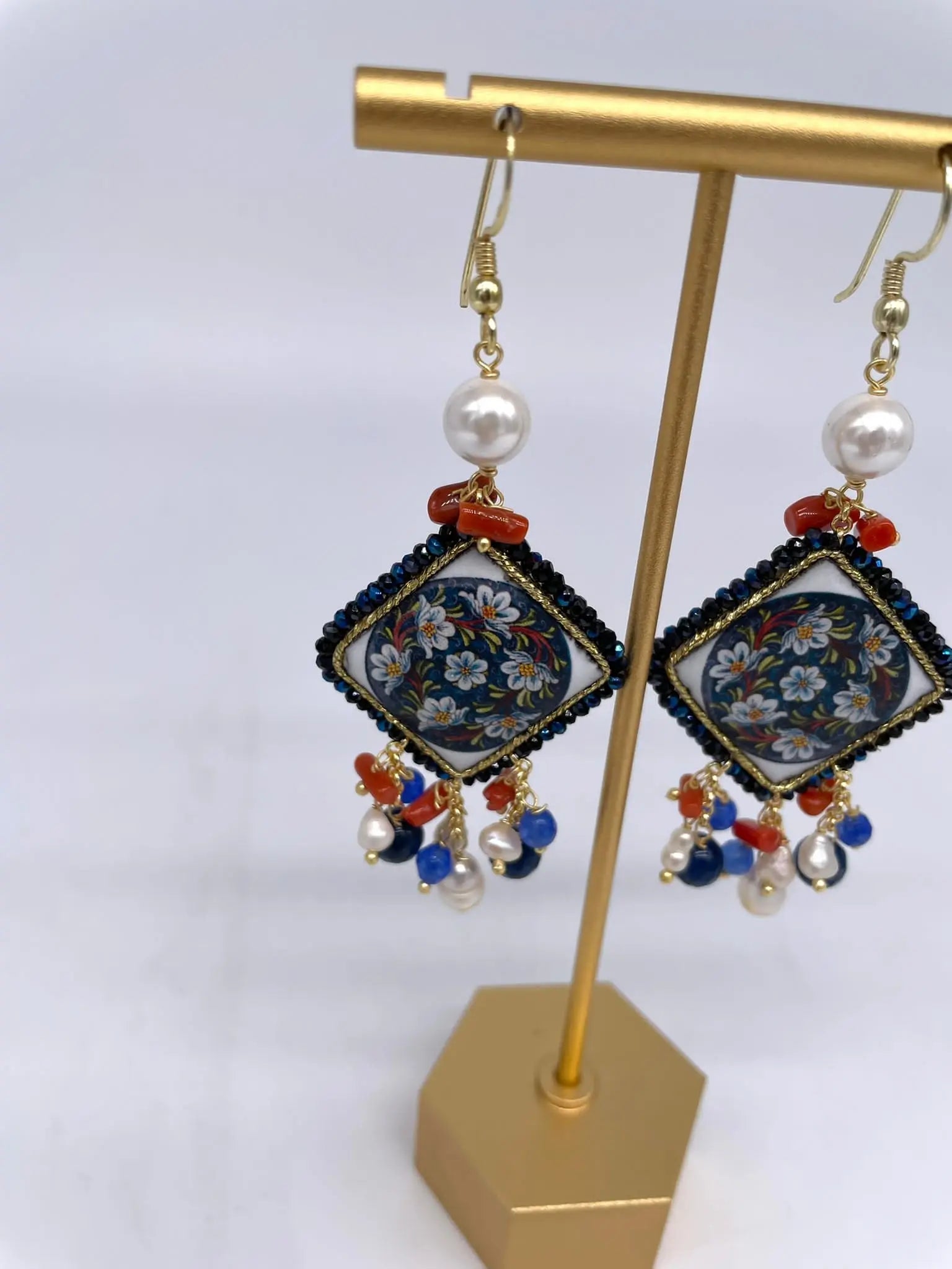 Orecchini Piastrella Ceramica di Caltagirone, cornice blu, pietre, perle, corallo - DD CERAMICHE SICILIANE