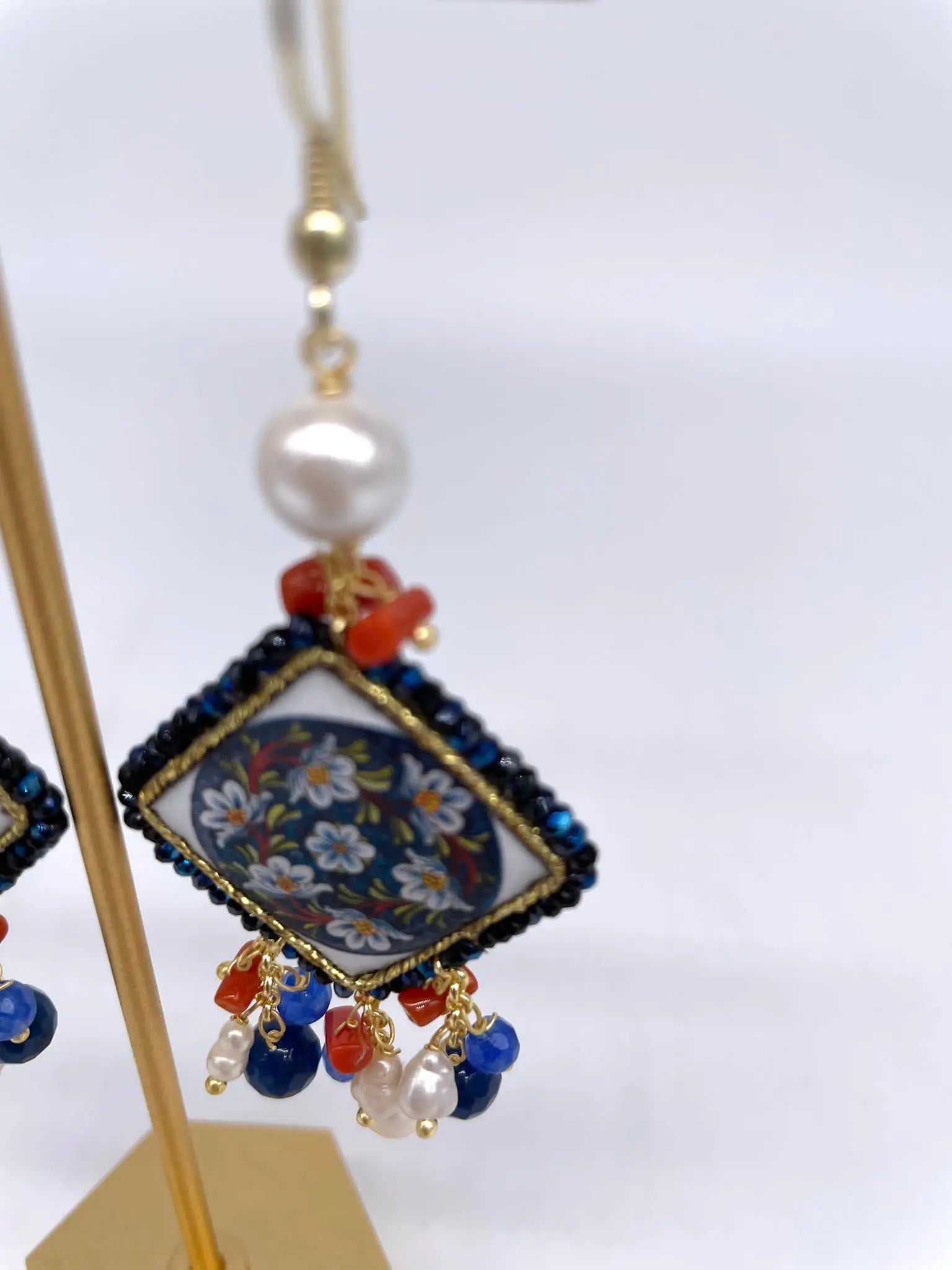Orecchini Piastrella Ceramica di Caltagirone, cornice blu, pietre, perle, corallo - DD CERAMICHE SICILIANE