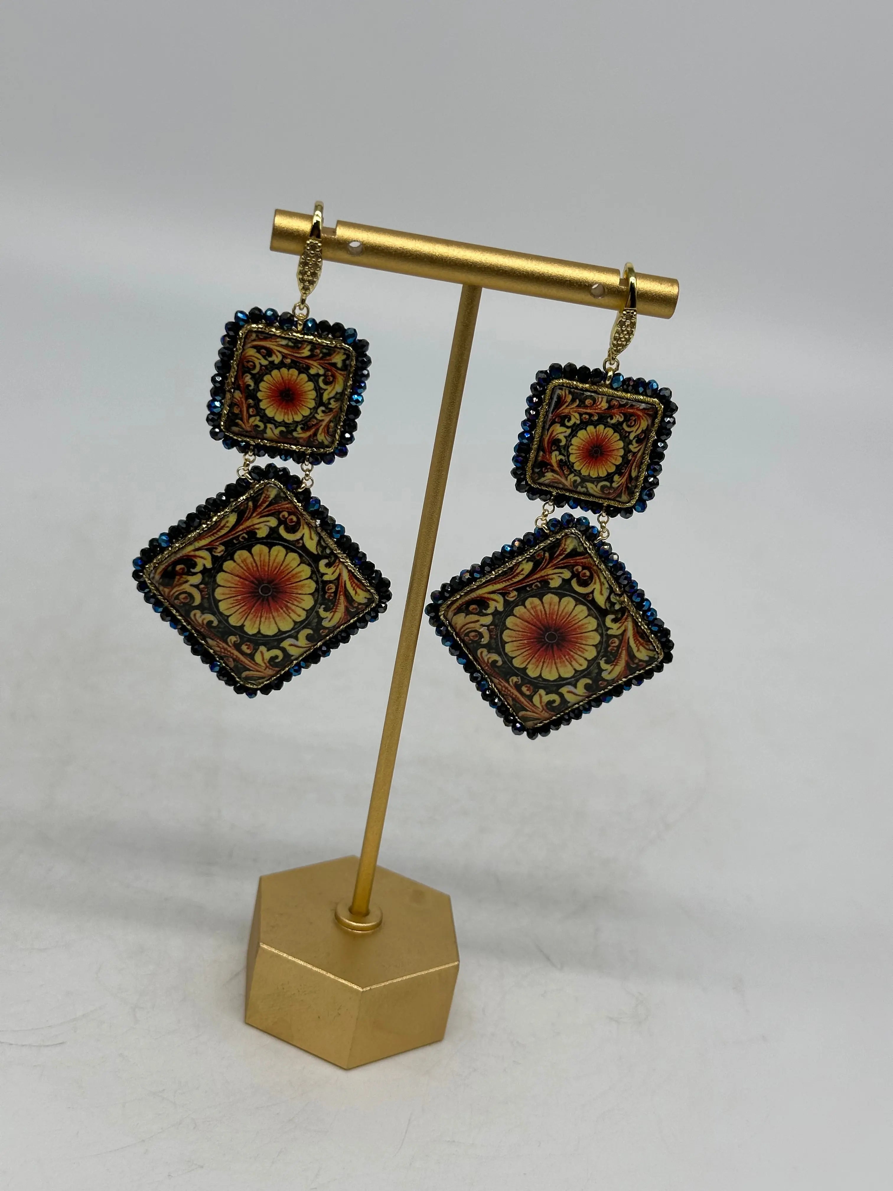 Orecchini Piastrella Ceramica di Caltagirone, cornice blu, pietre, perle V.6 DD CERAMICHE SICILIANE