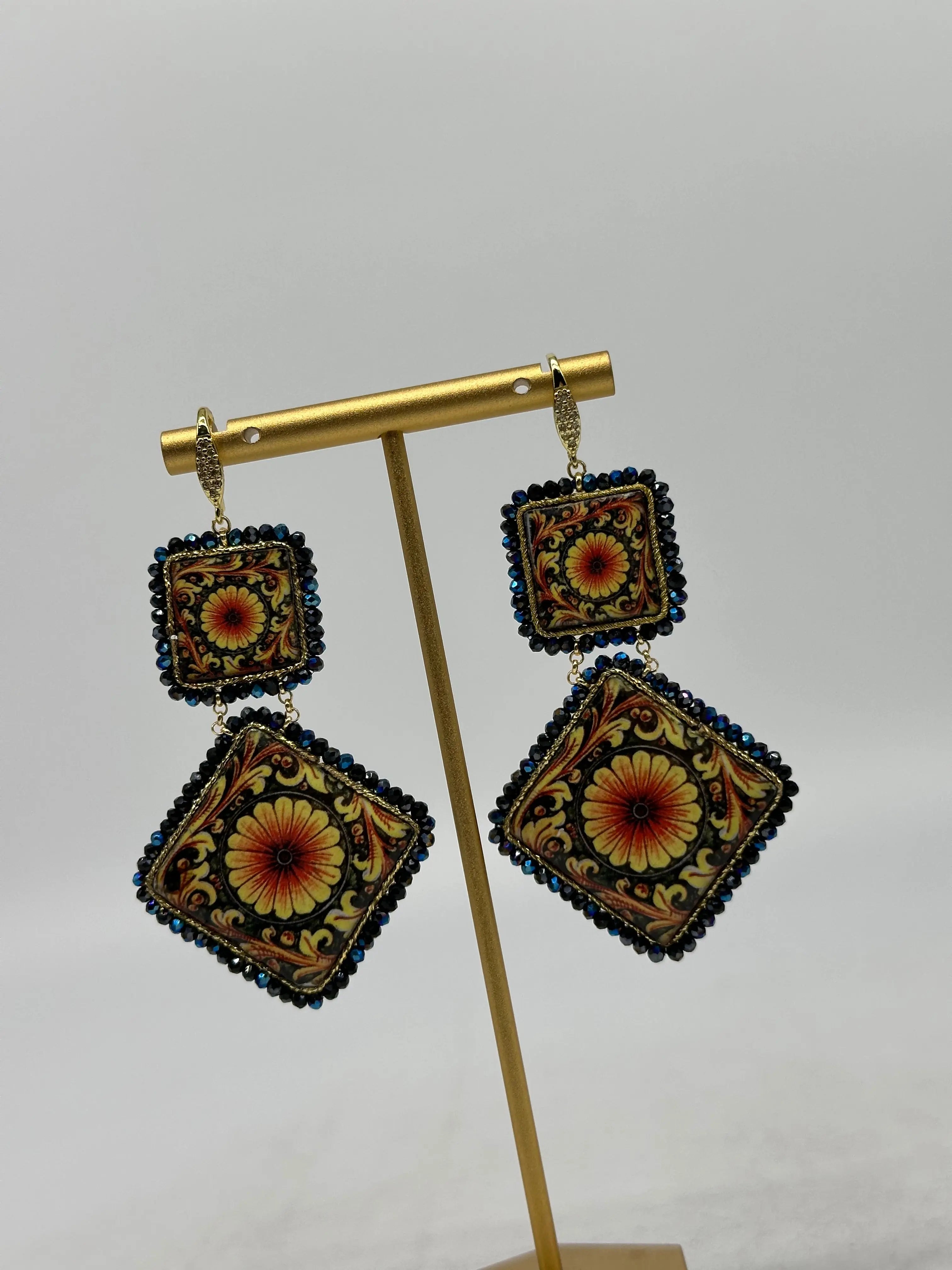 Orecchini Piastrella Ceramica di Caltagirone, cornice blu, pietre, perle V.6 DD CERAMICHE SICILIANE