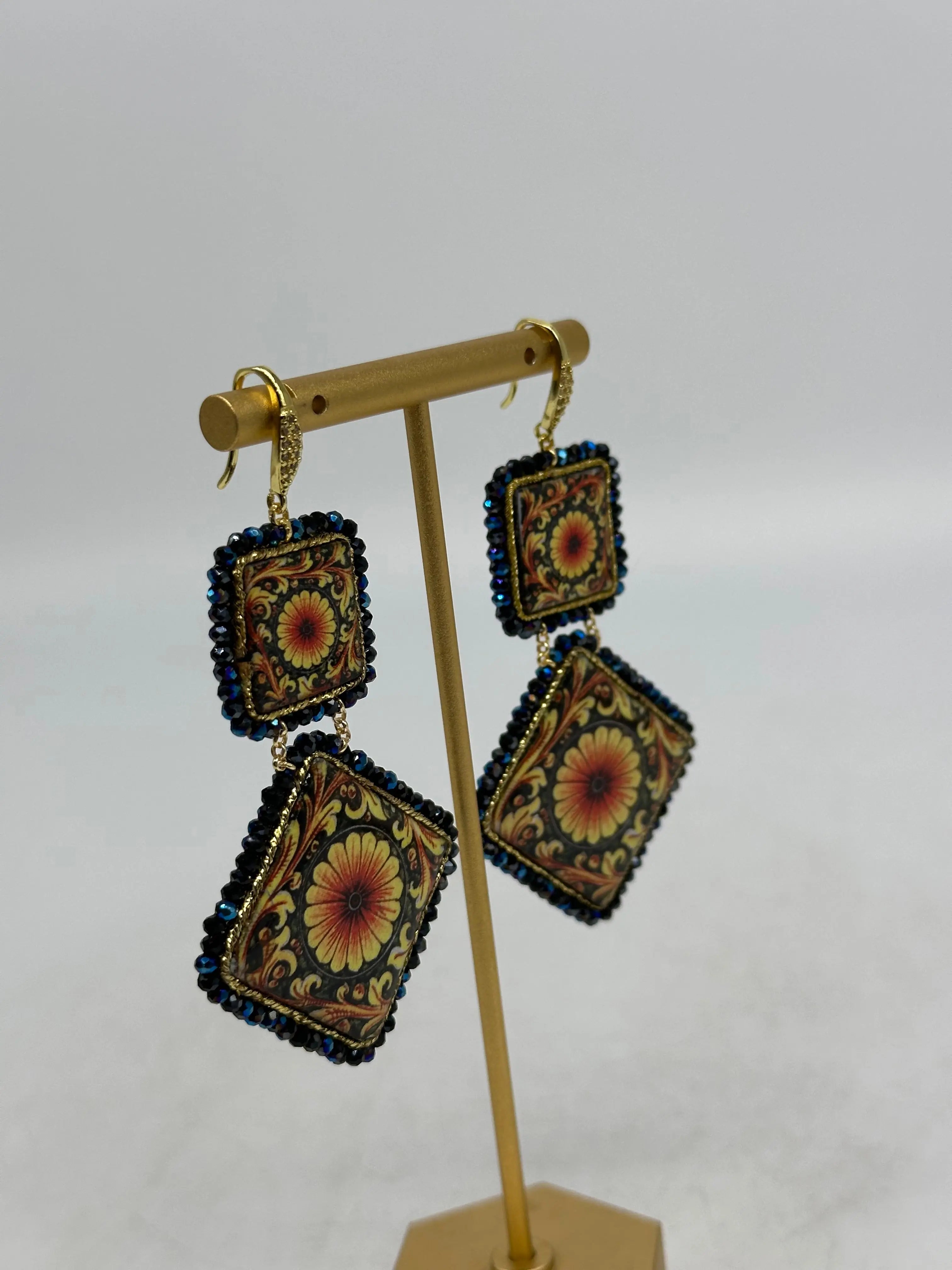 Orecchini Piastrella Ceramica di Caltagirone, cornice blu, pietre, perle V.6 DD CERAMICHE SICILIANE