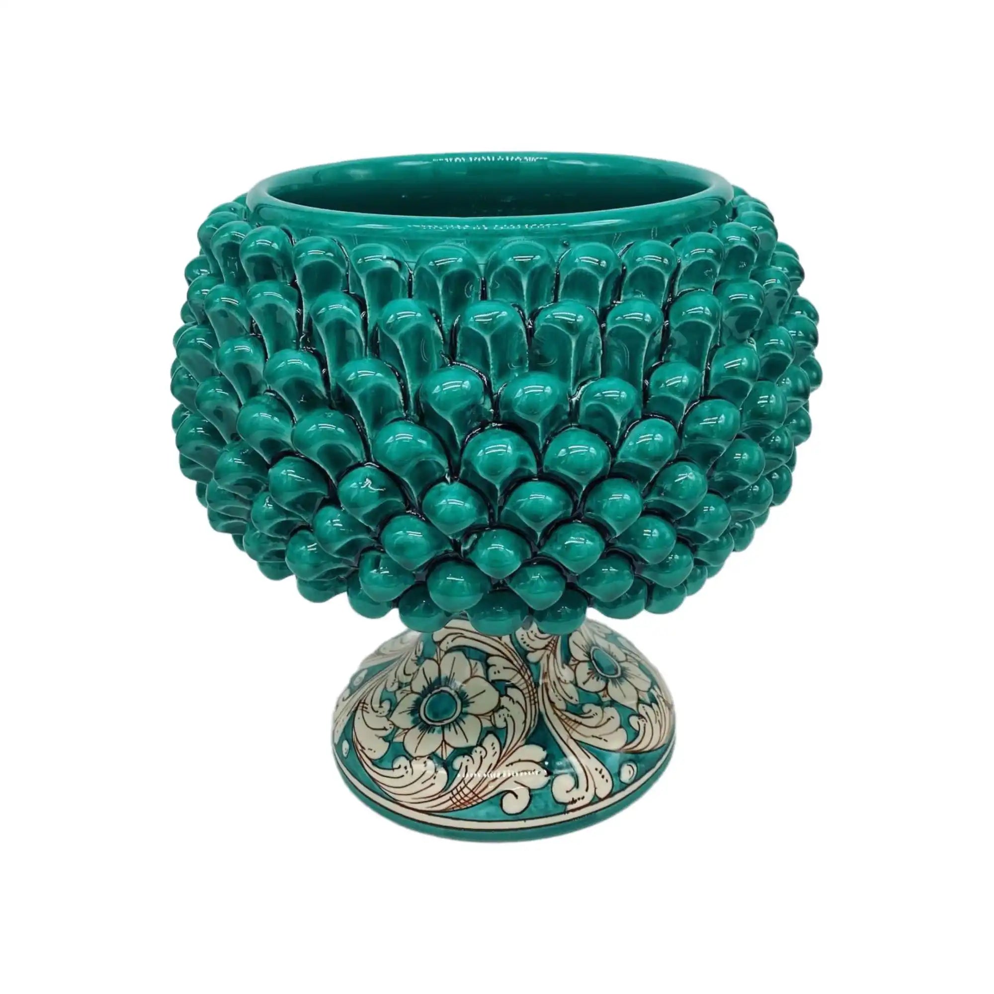 Ciotola di ceramica teal ornate con un motivo testurizzato simile a un cono di pino e una base floreale decorativa.