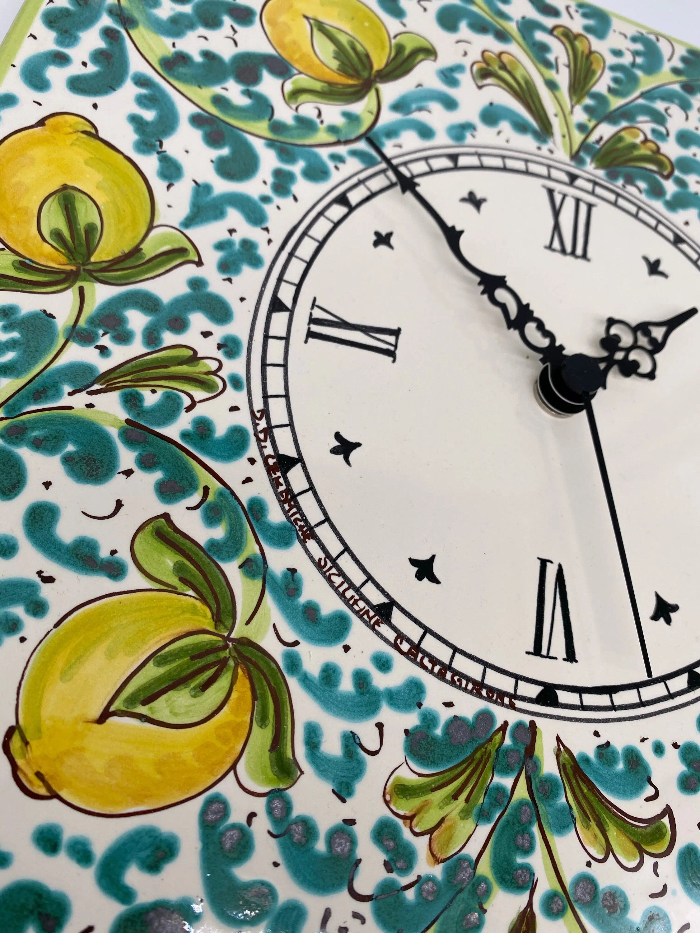Orologio da Parete Ceramica Caltagirone Quadrato dipinto a mano Lato 30cm Decoro n.1 DD CERAMICHE SICILIANE