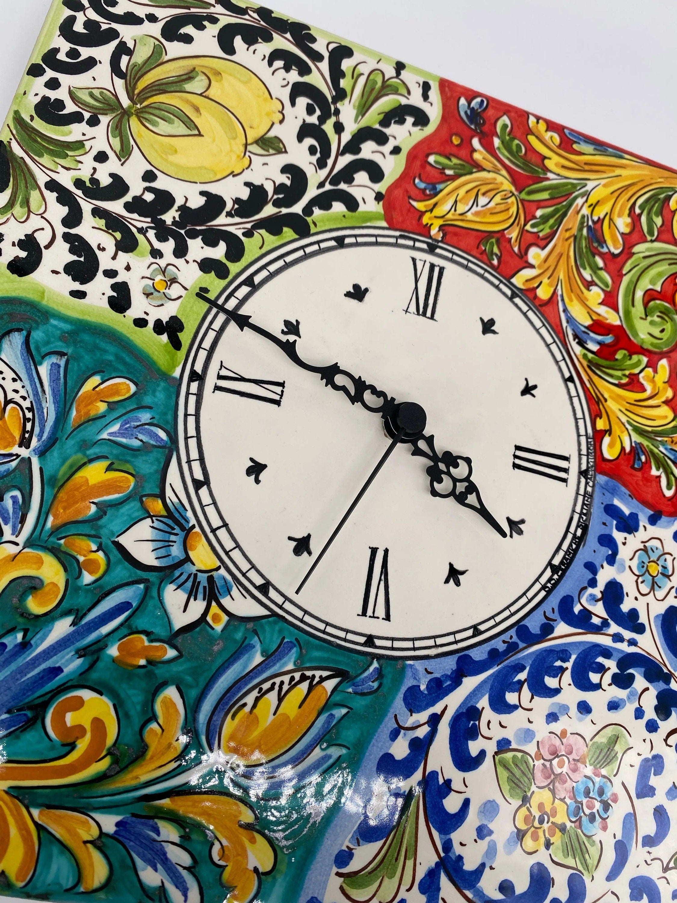 Orologio da Parete Ceramica Caltagirone Quadrato dipinto a mano Lato 30cm Decoro n.3 DD CERAMICHE SICILIANE