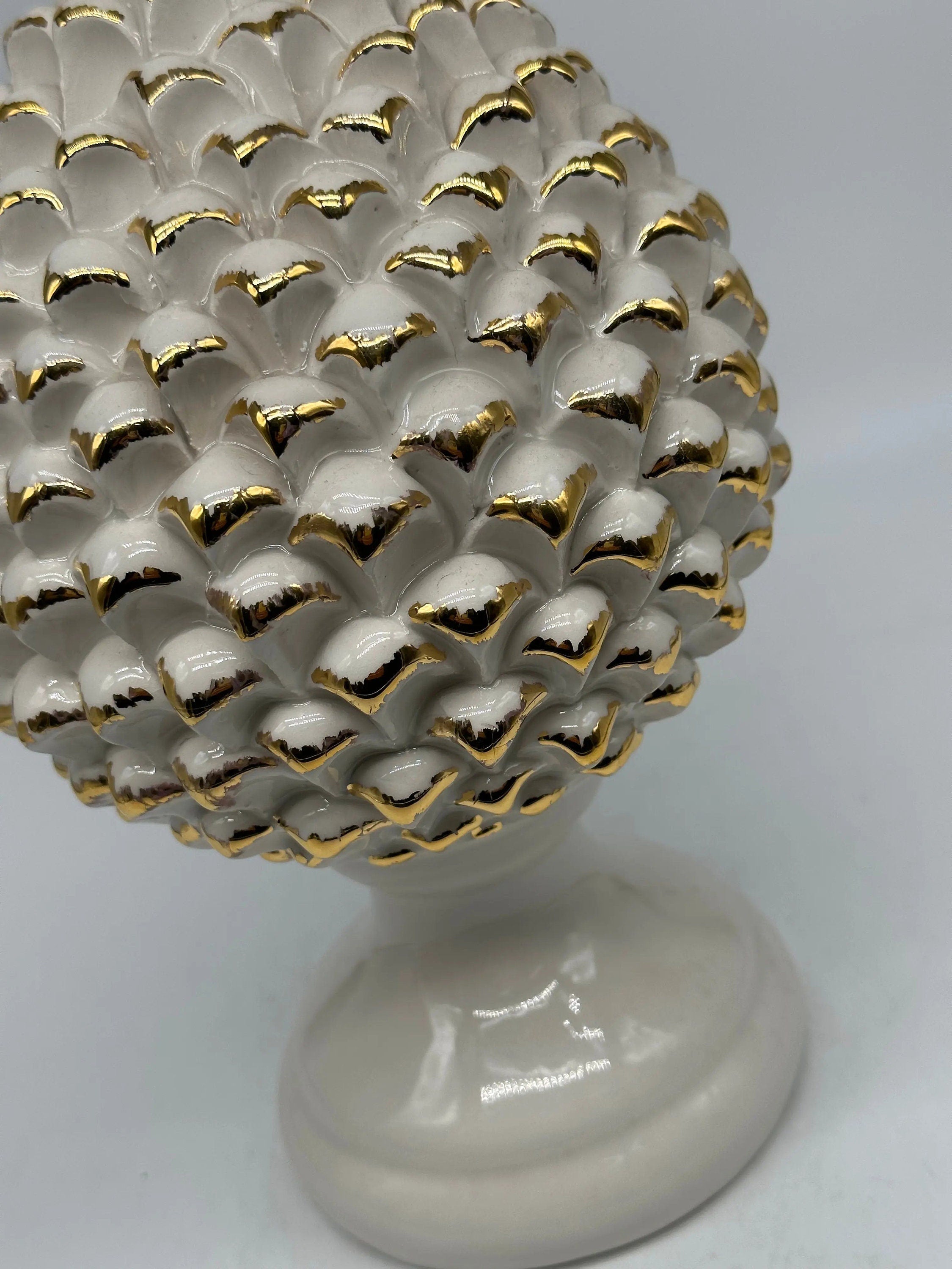Pigna Ceramica Caltagirone cm H.28 L.17 Artigianale Bianco Oro Linea Luis DD CERAMICHE SICILIANE