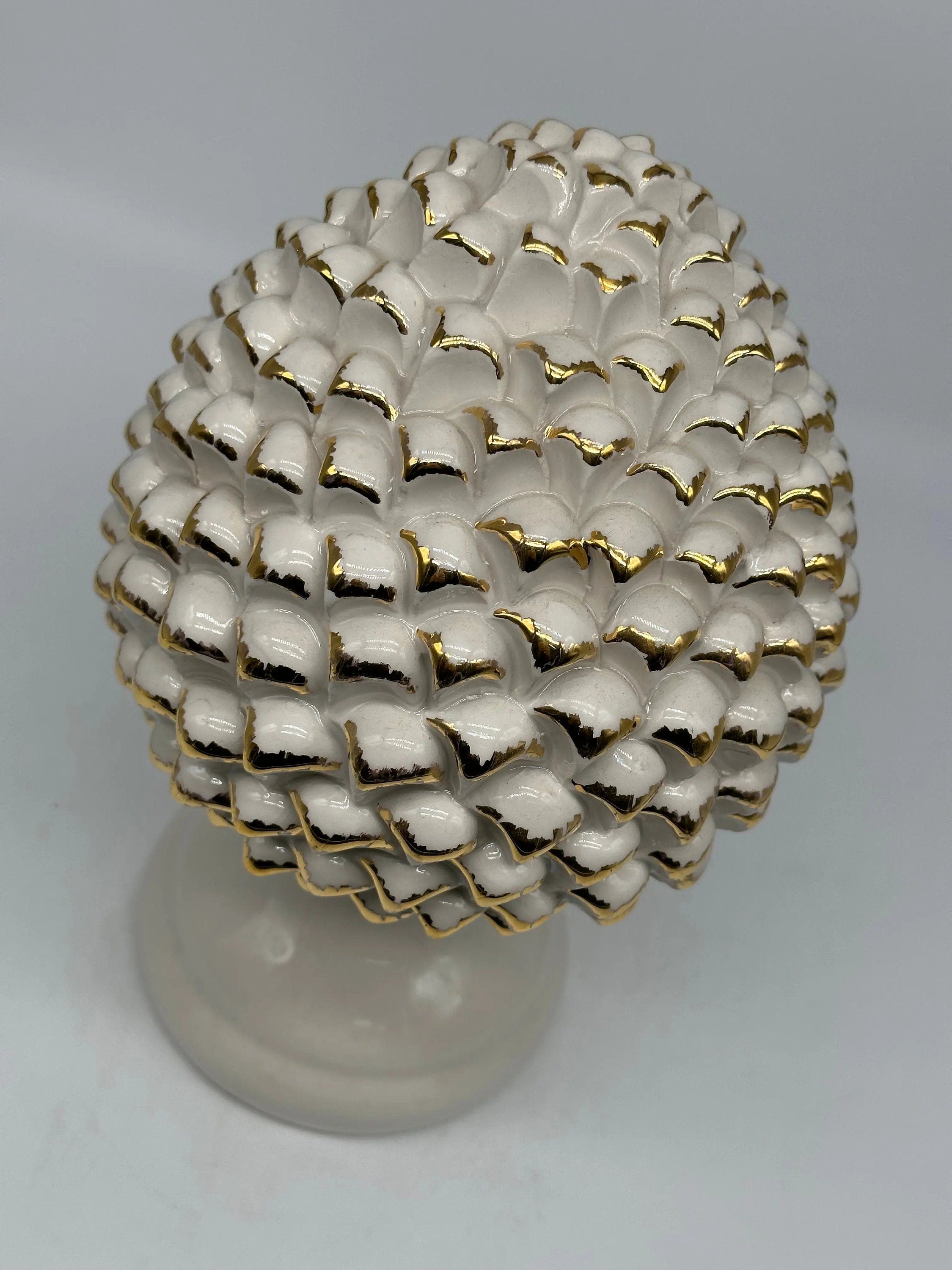 Pigna Ceramica Caltagirone cm H.28 L.17 Artigianale Bianco Oro Linea Luis DD CERAMICHE SICILIANE