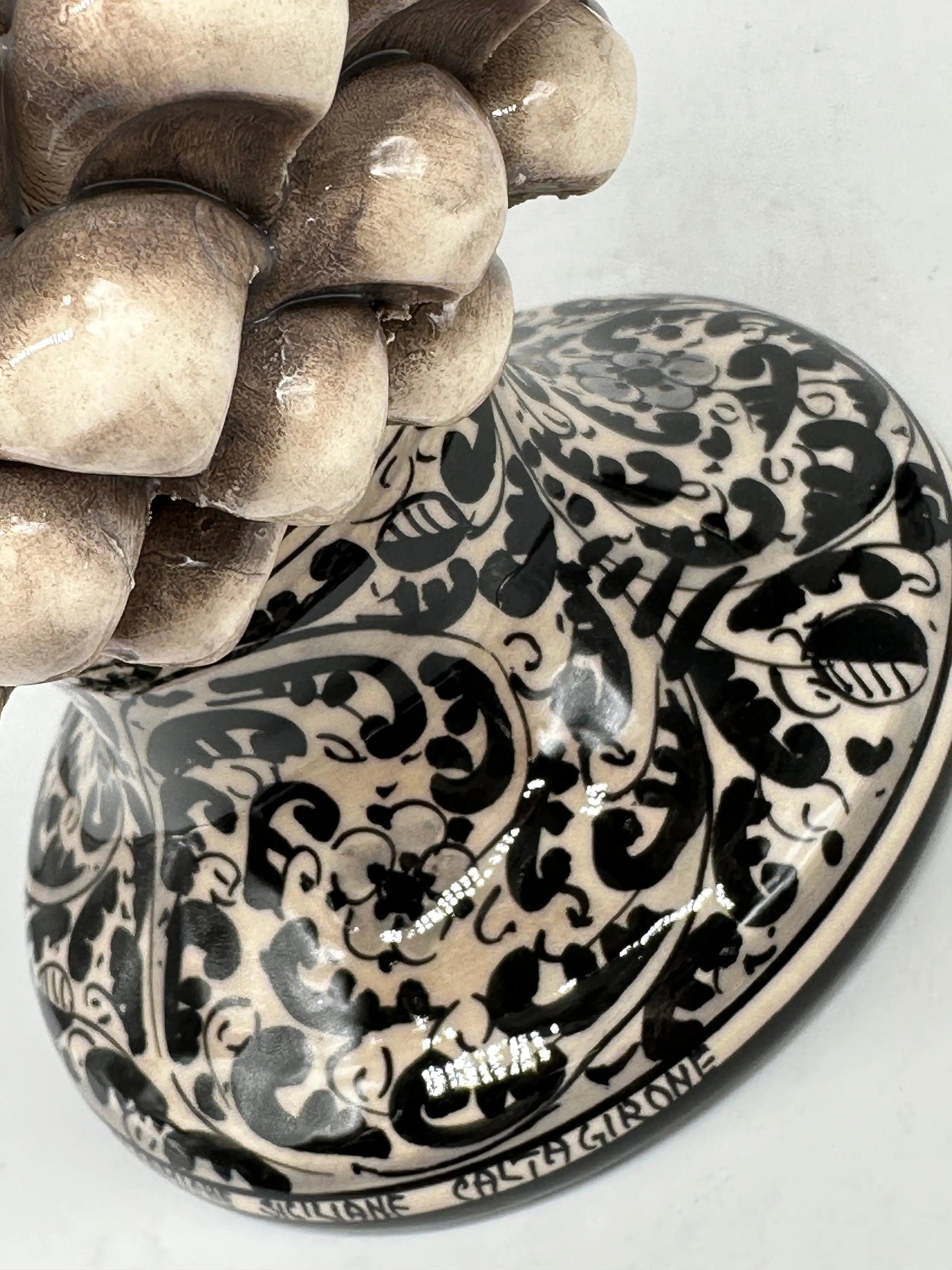 Pigna Ceramica Caltagirone cm H.40 Artigianale Beige con Base Decorata Nero DD CERAMICHE SICILIANE